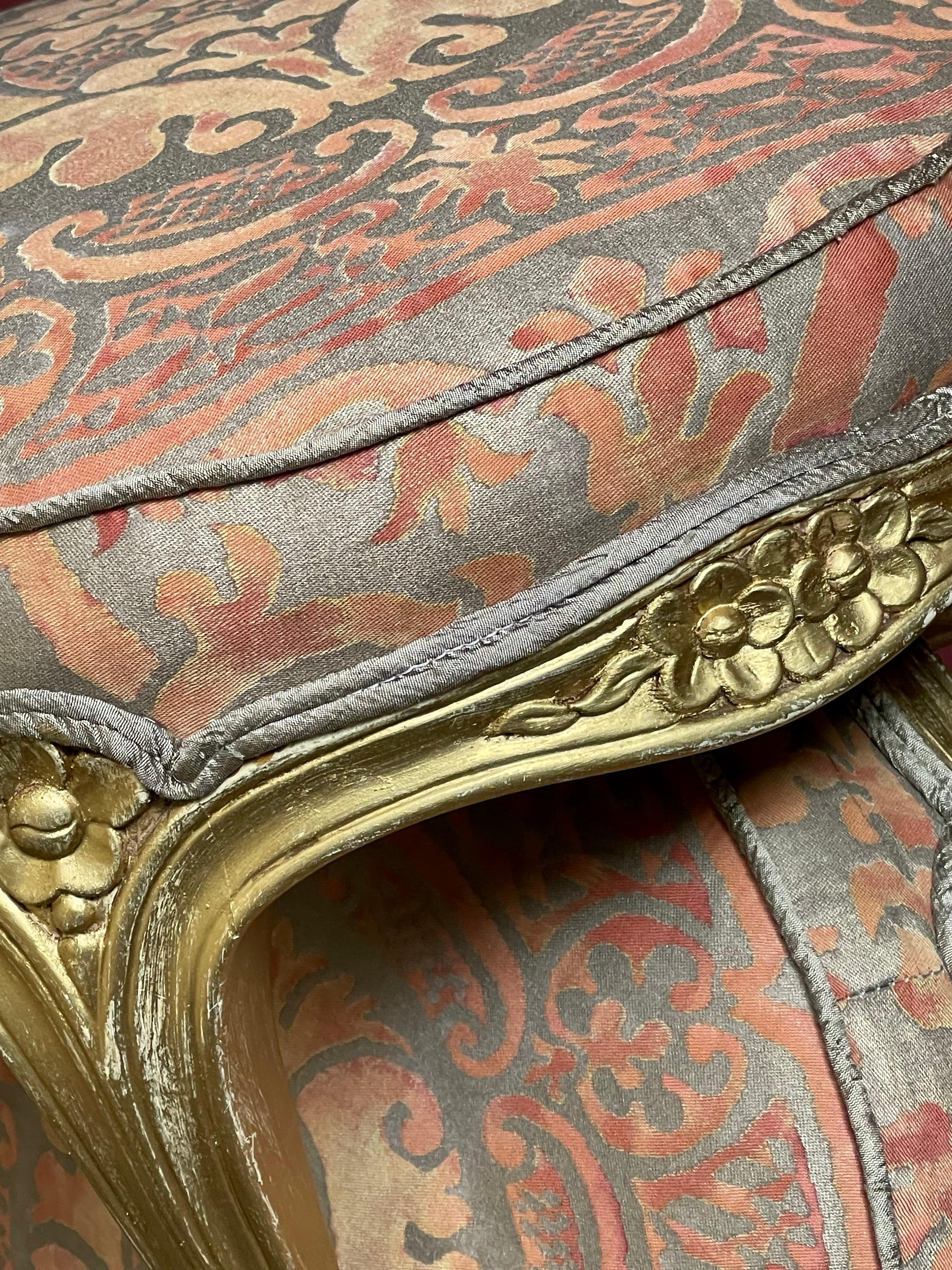 Italiano Poggiapiedi in legno dipinto intagliato Fortuny Orsini Tessuto COPPIA in vendita