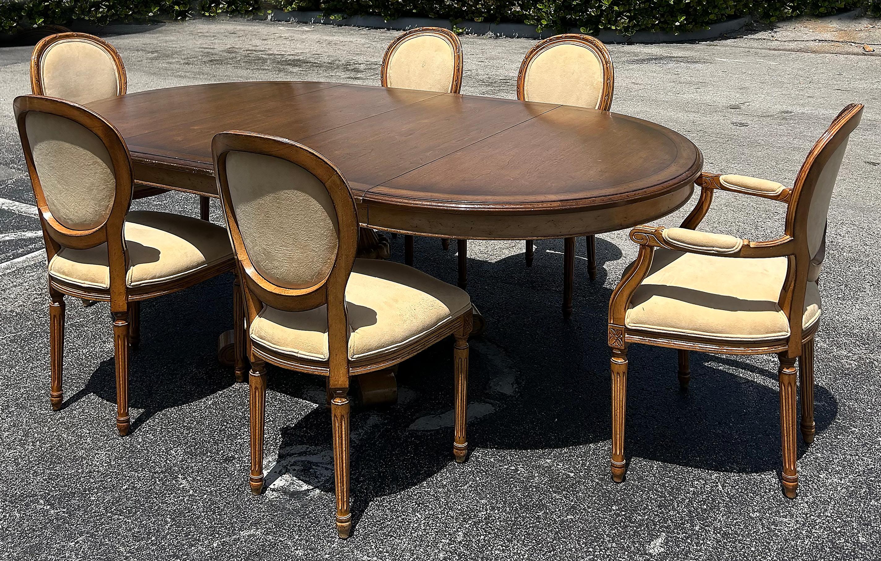Carved Pedestal Dining Table, Extends Round to Oval with Two Leaves In Good Condition For Sale In Miami, FL