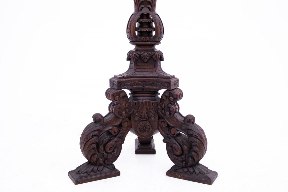 Carved pedestal, France, around 1870.

Very good condition.

wood: walnut

dimensions: height 137 cm

base dimensions width 58 cm depth 58 cm