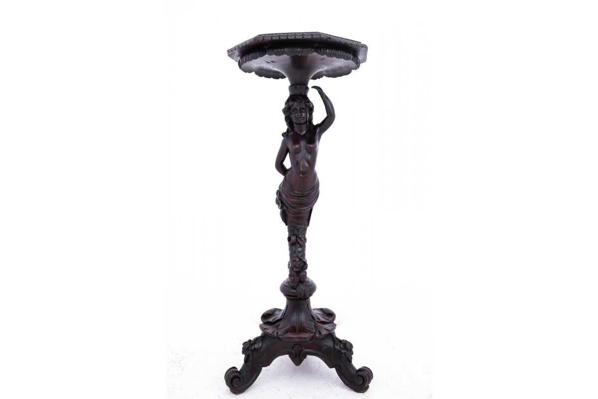 Carved pedestal, France, ca. 1880.

Very good condition.

Wood: walnut

Dimensions: height: 86 cm, diameter: 36 cm