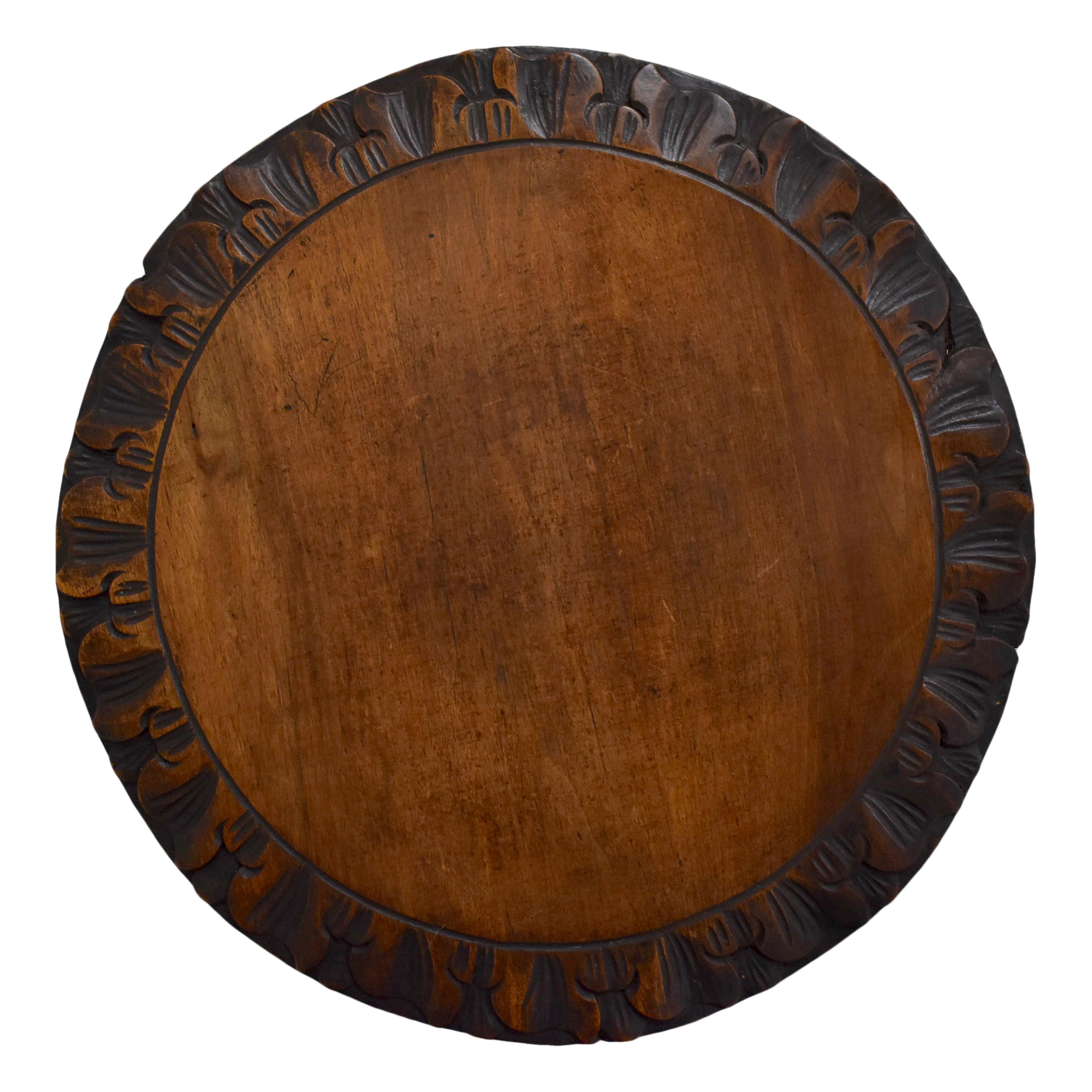 Mesa auxiliar con pedestal tallado, hacia 1895 Europeo en venta