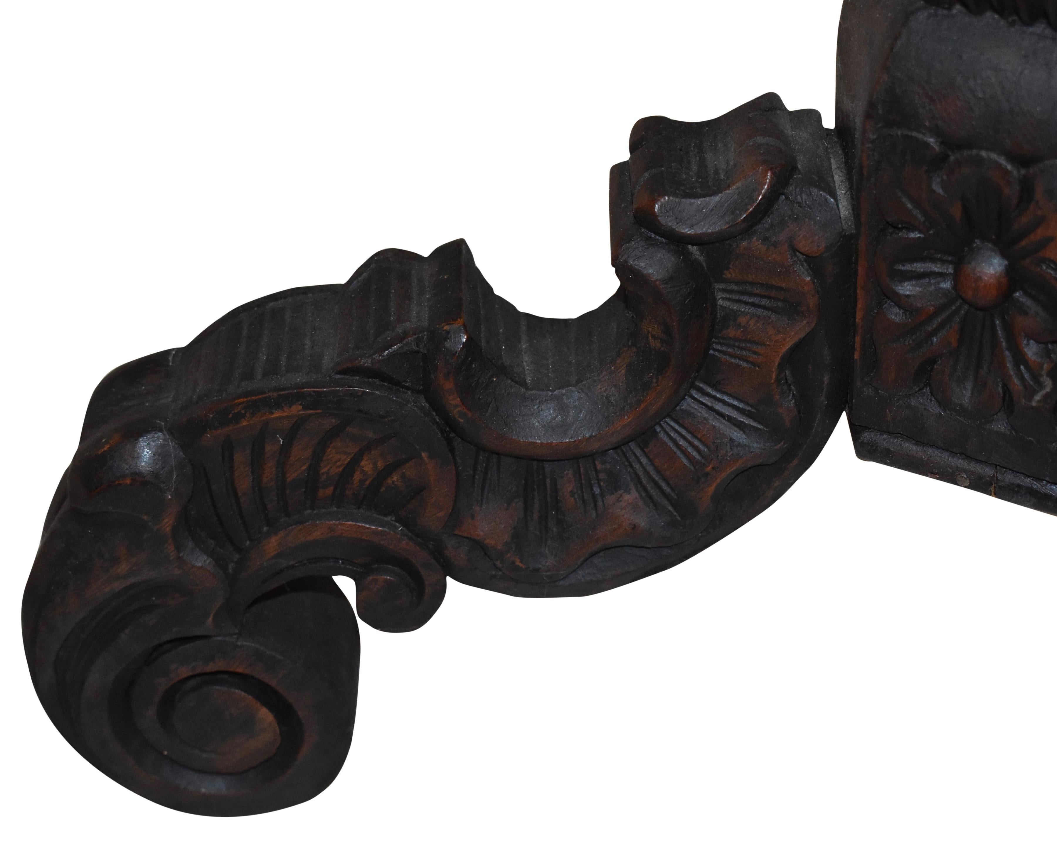 Mesa auxiliar con pedestal tallado, hacia 1895 Tallado en venta