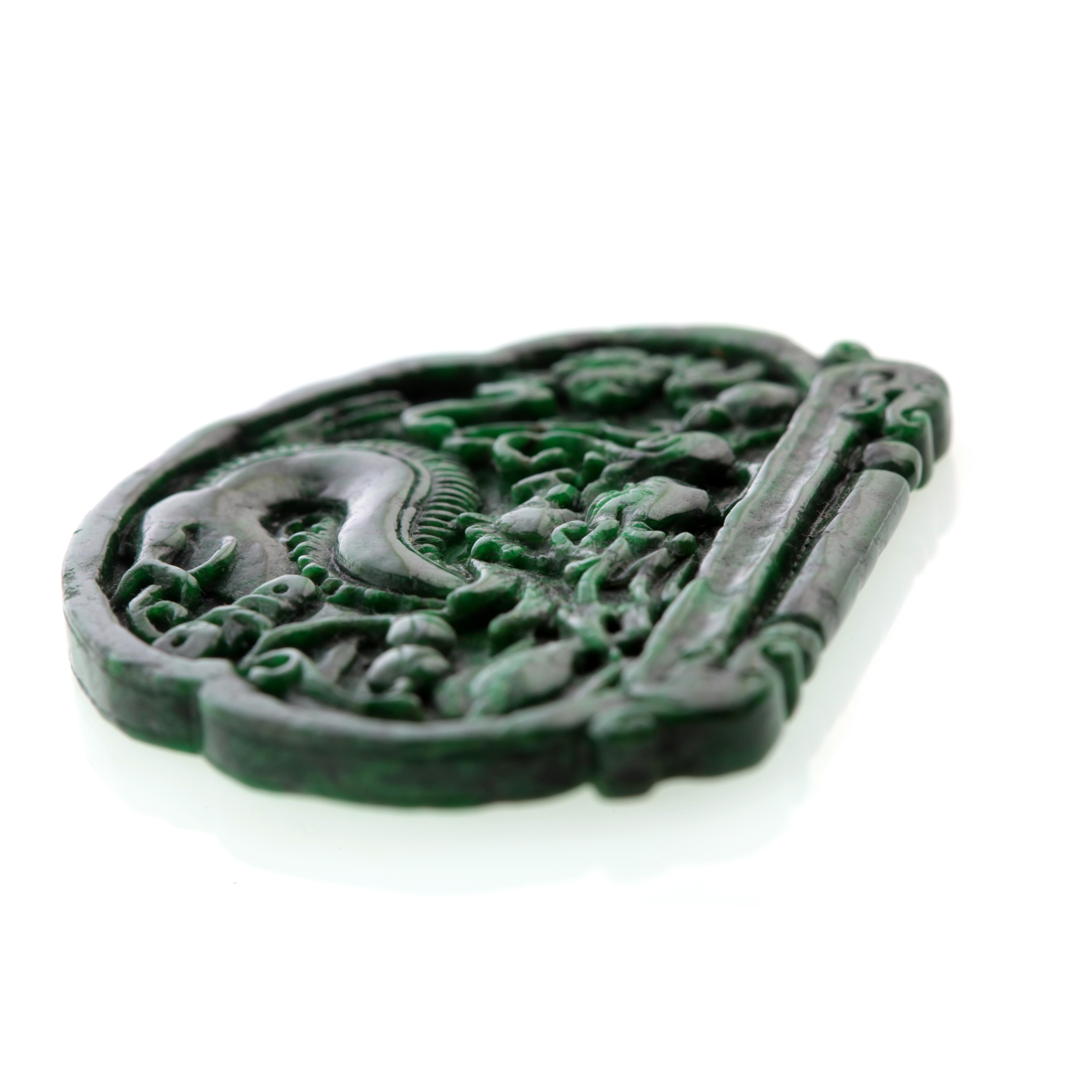 Carved Pendant Omphacite Jade Natural Jadeite Asian Art Dragon Figurine Statue In Excellent Condition For Sale In Milano, IT