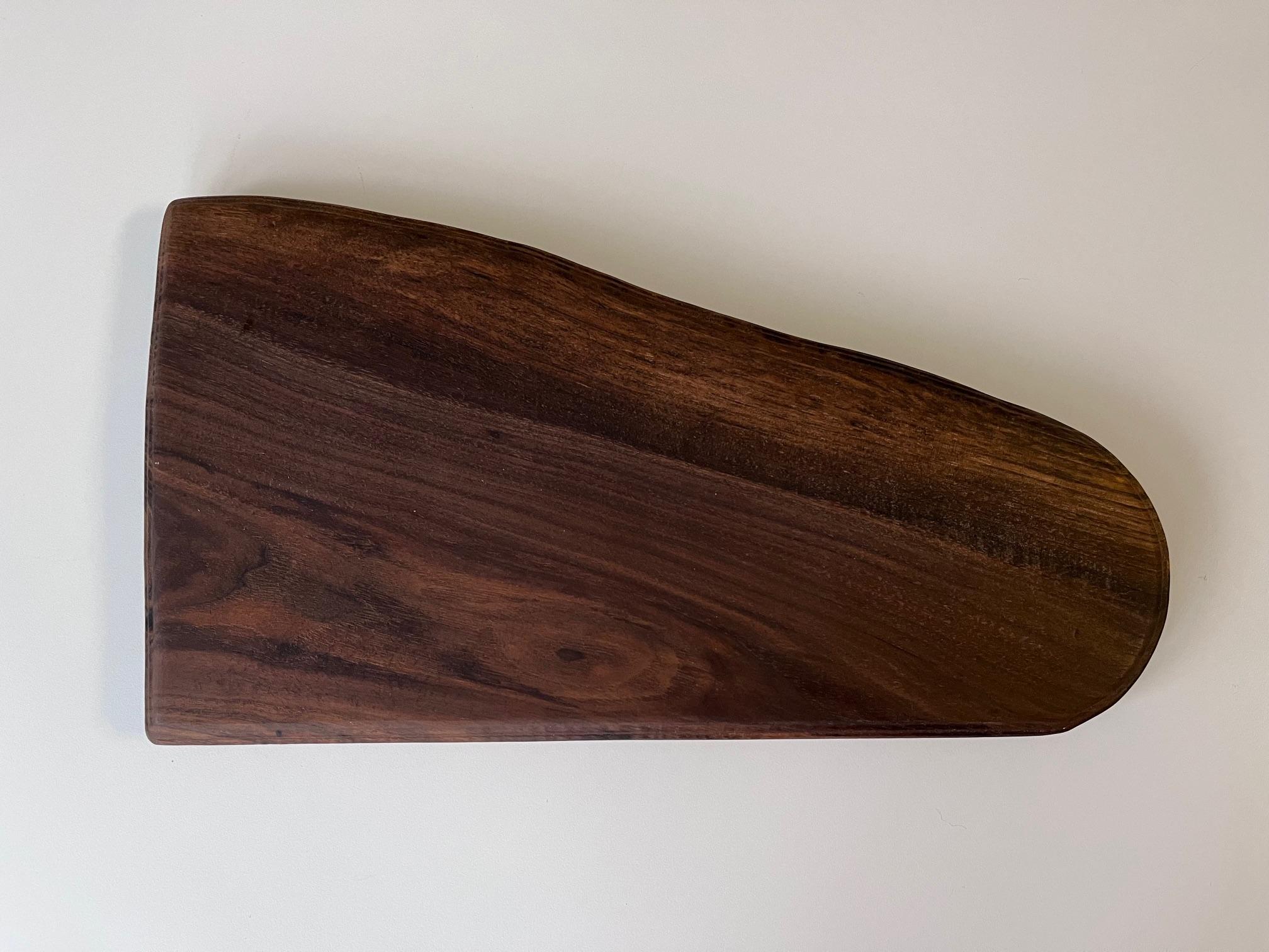 Geschnitzt Pennsylvania Primitive Walnuss Free Form Charcuterie oder Schneidebrett im Angebot 8