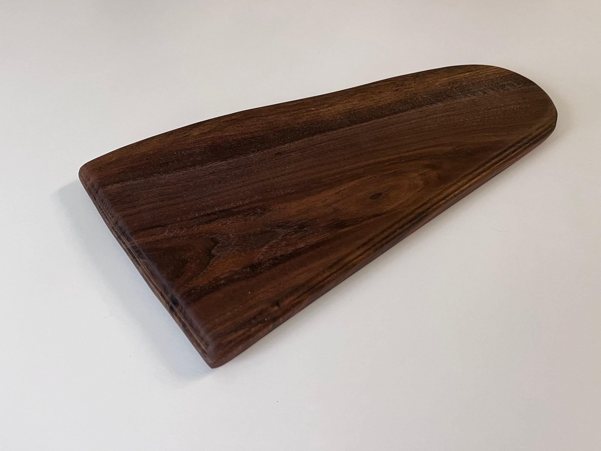 Geschnitzt Pennsylvania Primitive Walnuss Free Form Charcuterie oder Schneidebrett (amerikanisch) im Angebot