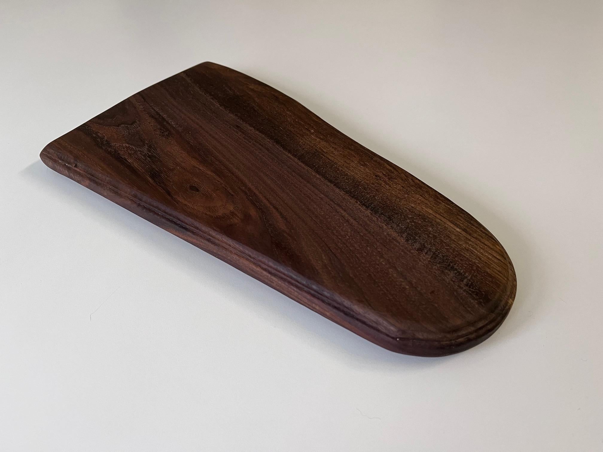 Geschnitzt Pennsylvania Primitive Walnuss Free Form Charcuterie oder Schneidebrett (Geölt) im Angebot