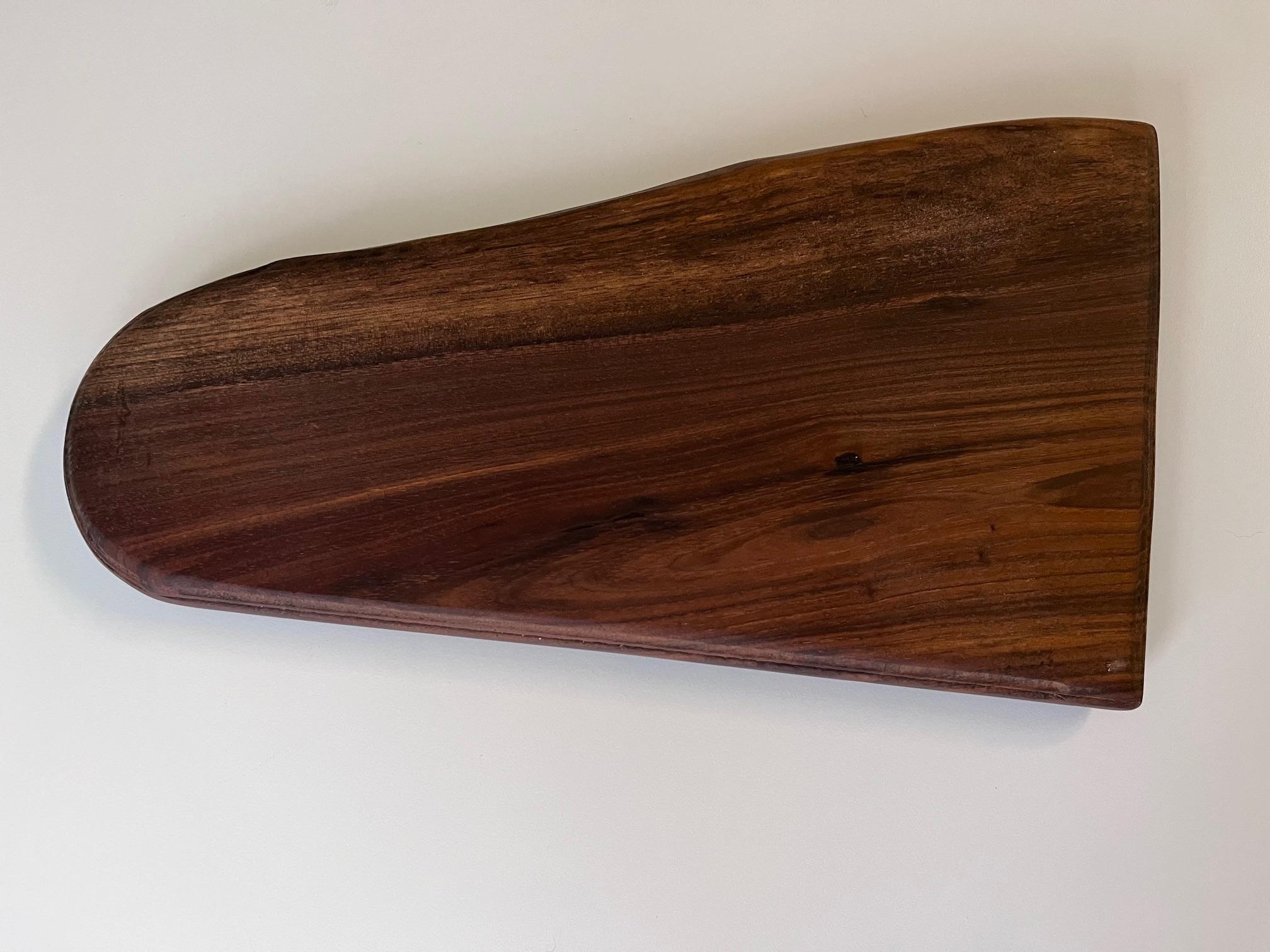 Geschnitzt Pennsylvania Primitive Walnuss Free Form Charcuterie oder Schneidebrett (Holz) im Angebot