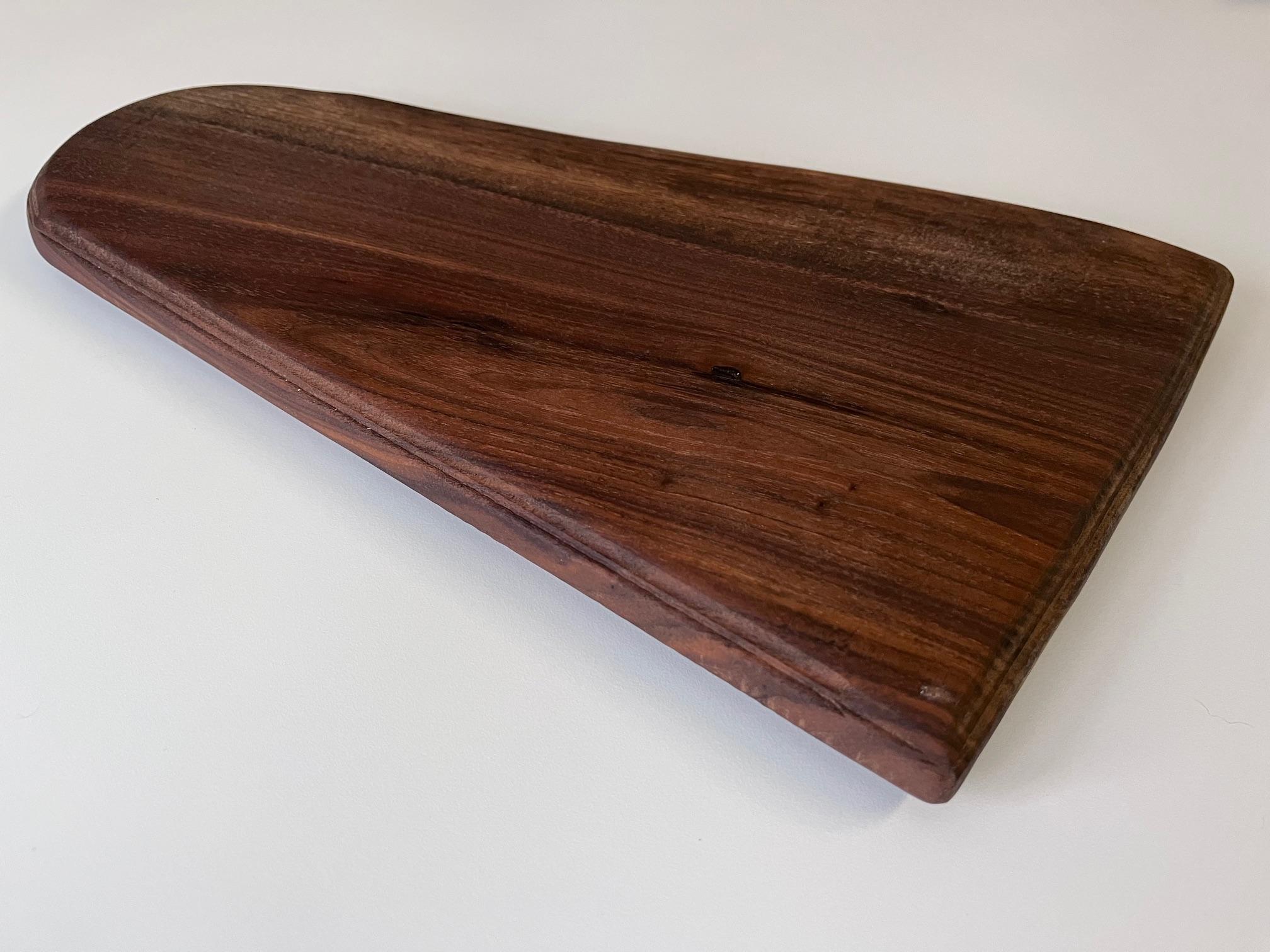 Geschnitzt Pennsylvania Primitive Walnuss Free Form Charcuterie oder Schneidebrett im Angebot 1