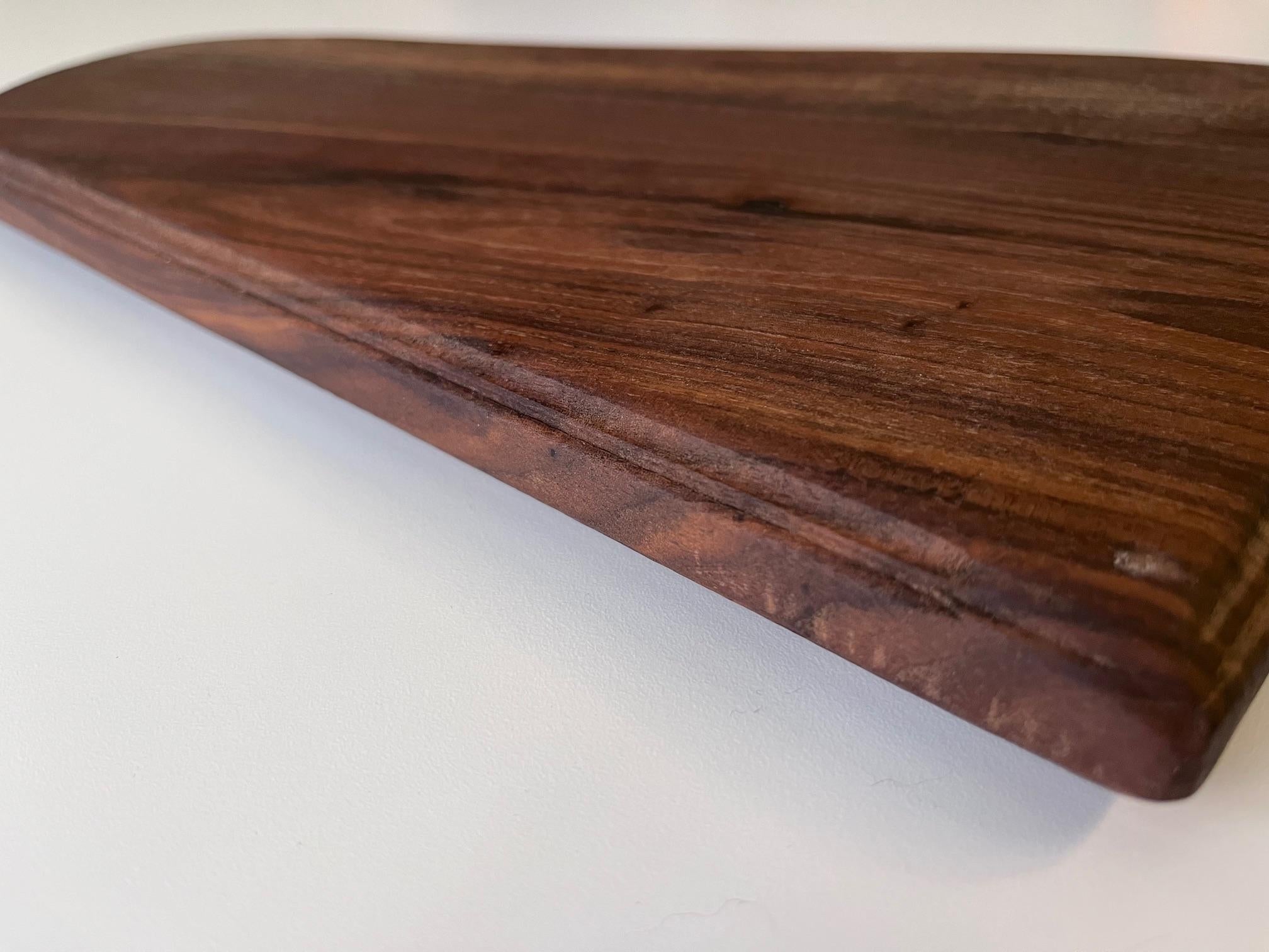 Geschnitzt Pennsylvania Primitive Walnuss Free Form Charcuterie oder Schneidebrett im Angebot 2