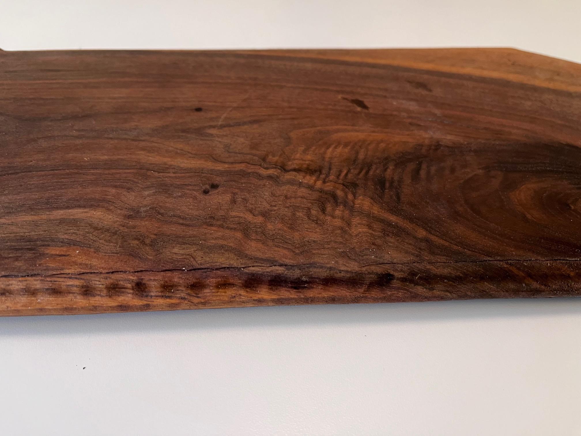 Geschnitztes Pennsylvania Primitive Walnuss Sechseck Charcuterie oder Schneidebrett (Geölt) im Angebot