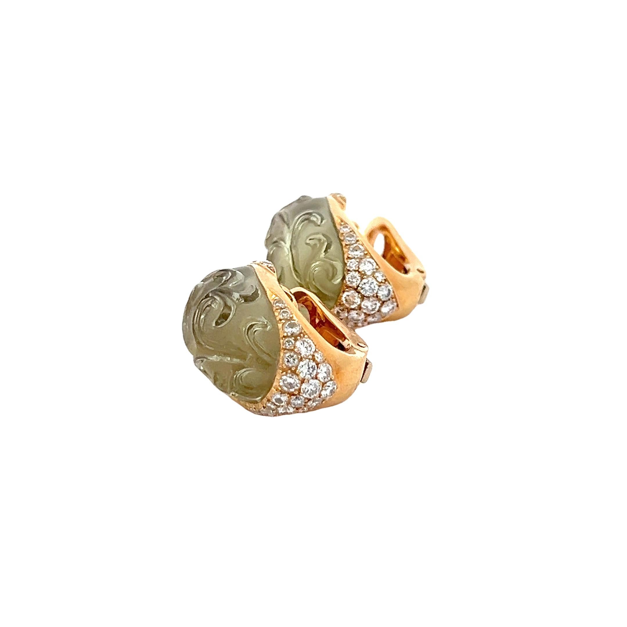 Fusion raffinée de l'art des pierres précieuses et de l'élégance intemporelle, ces boucles d'oreilles de fabrication française présentent des cabochons de péridot sculptés de manière complexe et sertis dans un riche or jaune 18 carats. Inspirée des