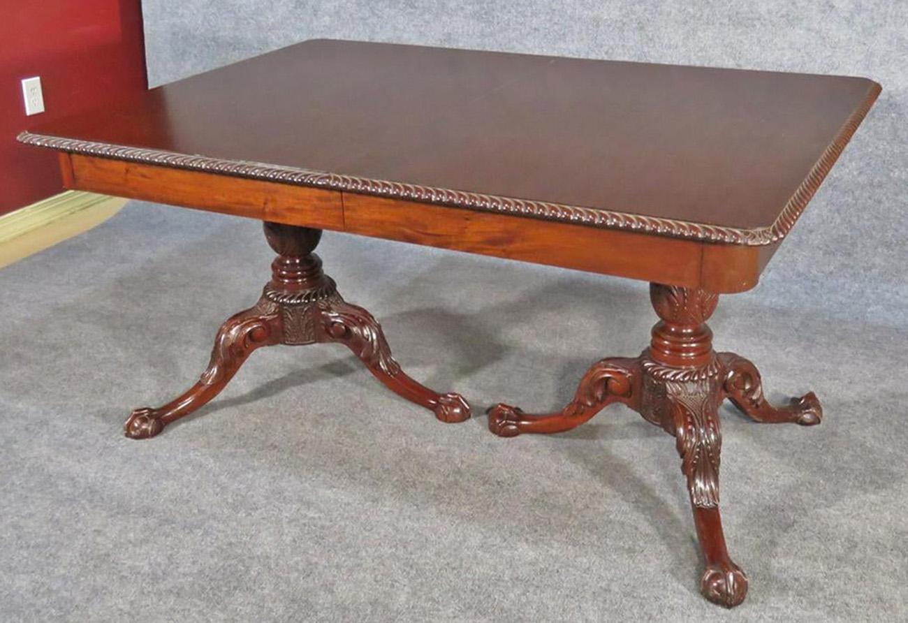 Feldenkrais of Philadelphia Solid Mahogany Federal Style Dining Table In Good Condition In Swedesboro, NJ