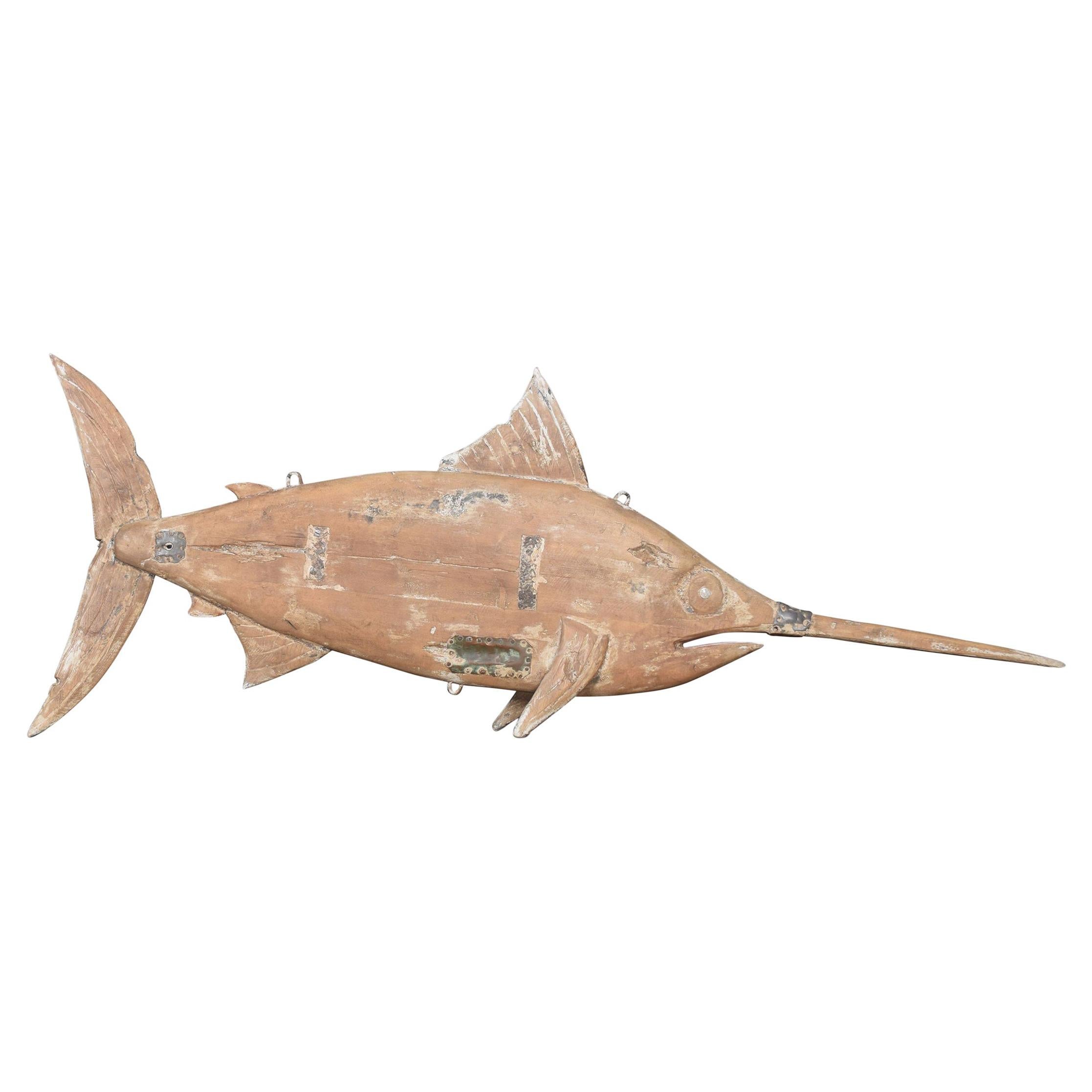 Panneau d'atelier en pin sculpté représentant des poissons
