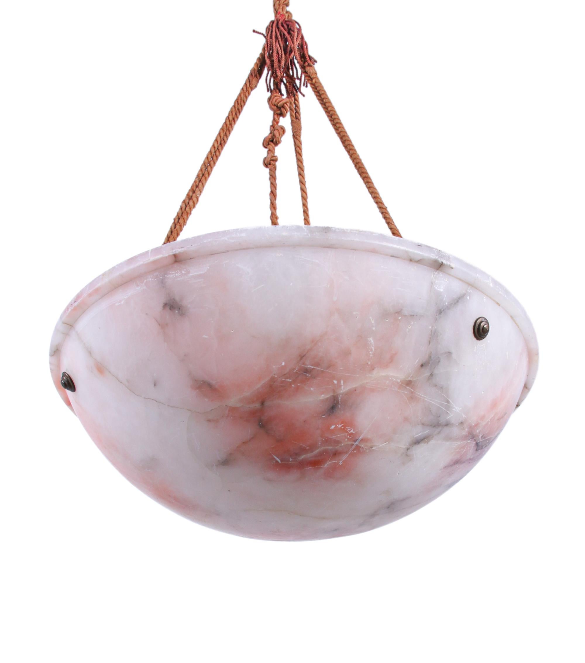 20ième siècle Lustre en albâtre rose sculpté de style Art Déco français en vente