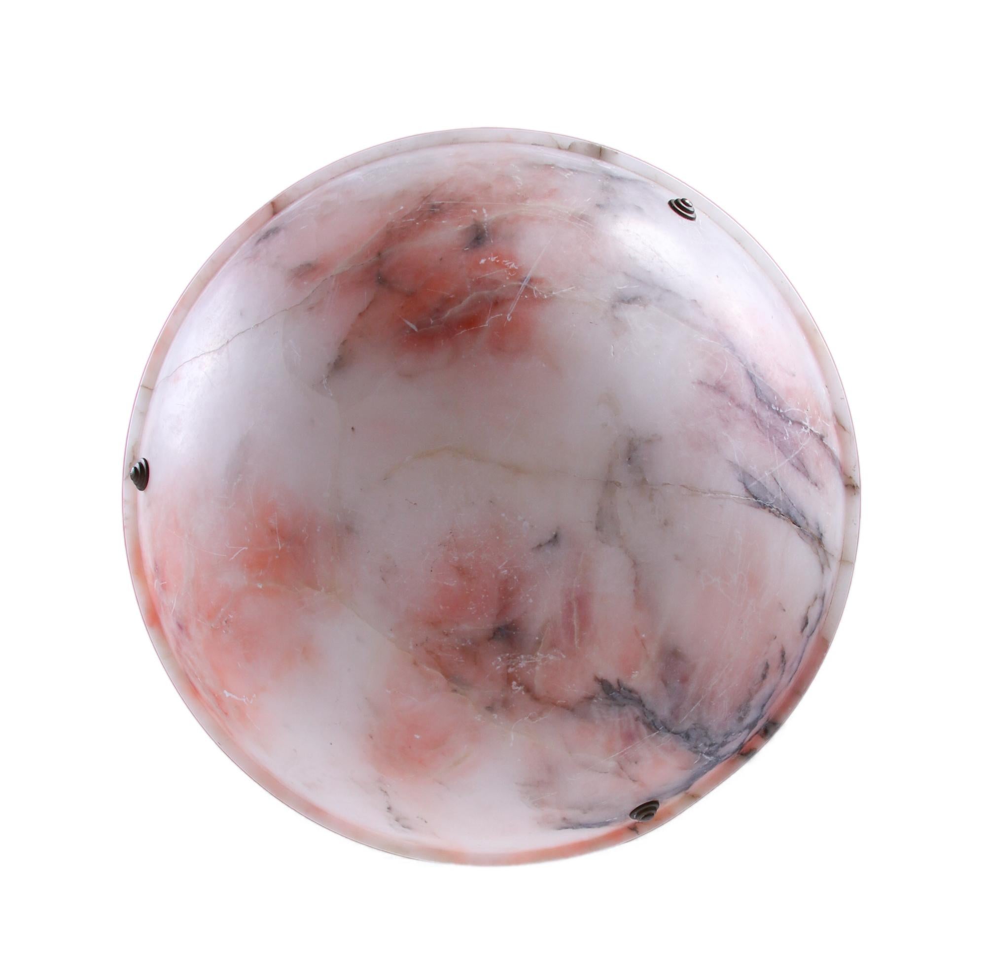 Français Lustre en albâtre rose sculpté de style Art Déco français en vente