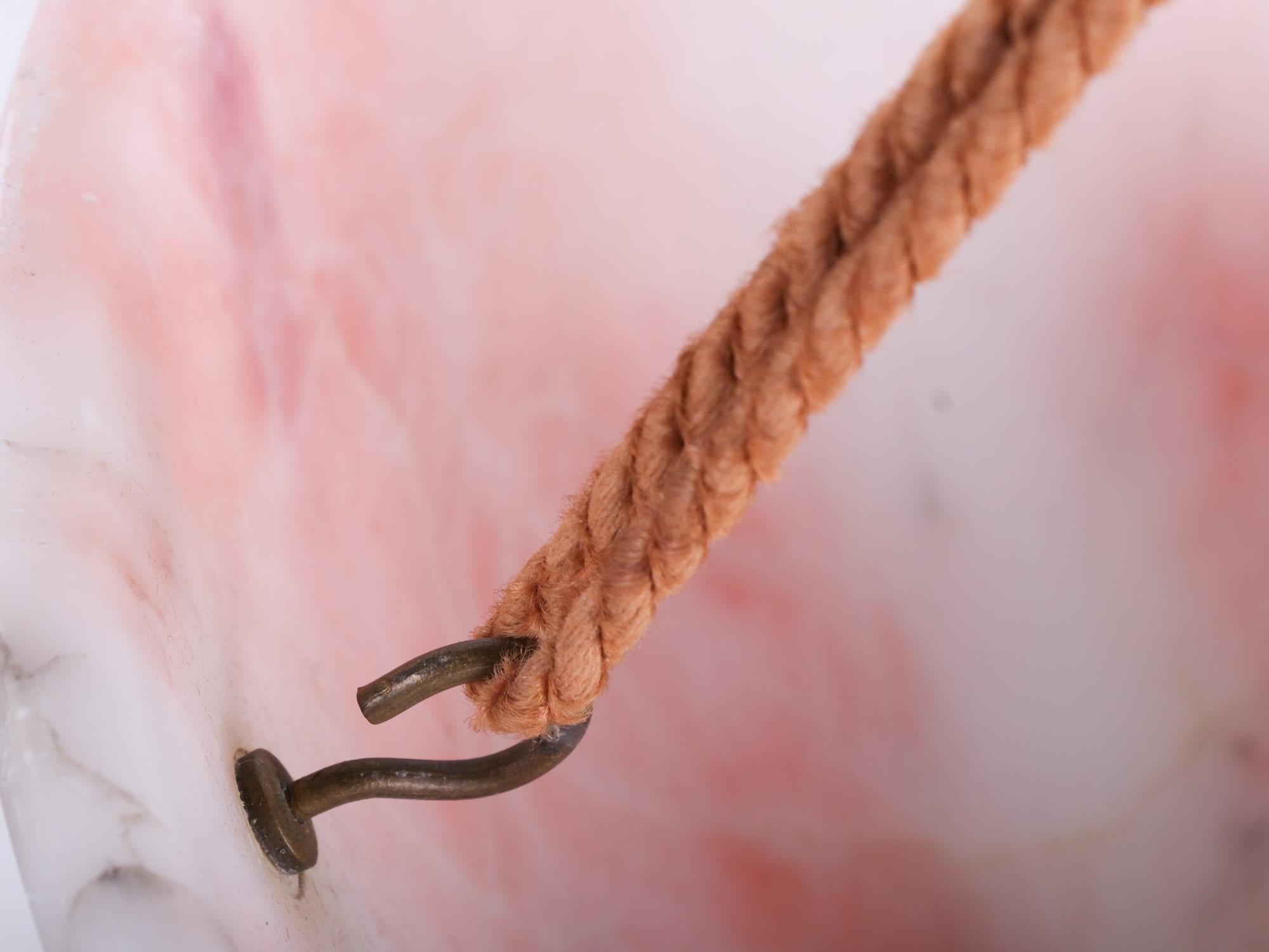 Corde Lustre en albâtre rose sculpté de style Art Déco français en vente