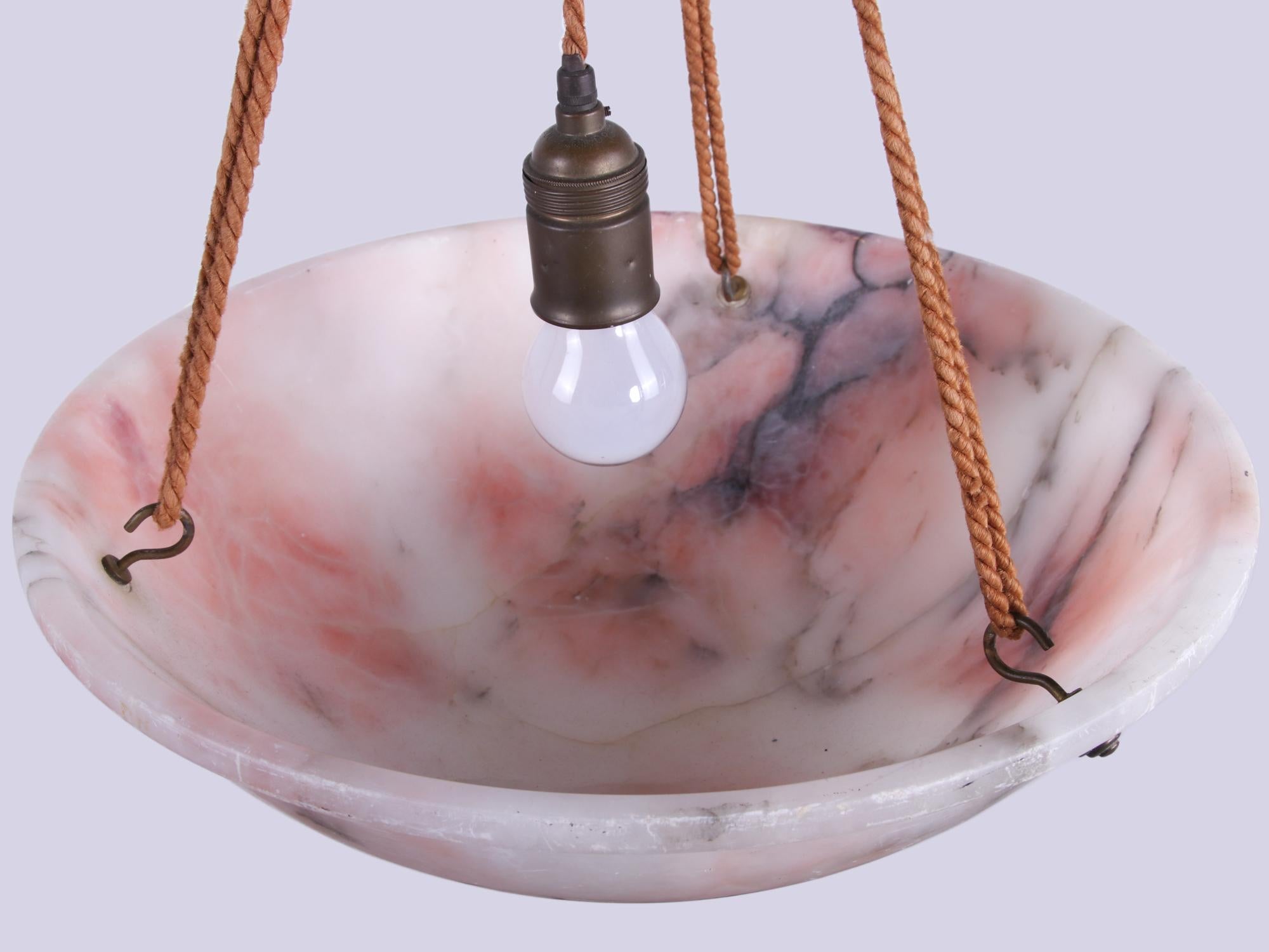Fait main Lustre en albâtre rose sculpté de style Art Déco français en vente
