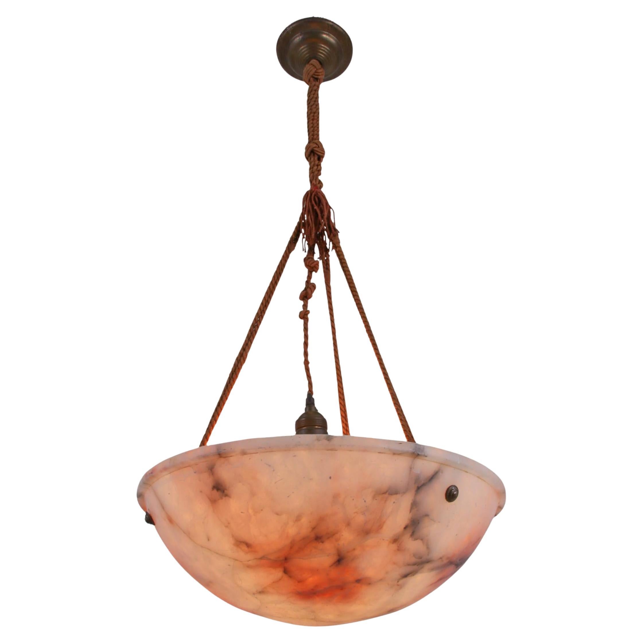 Lustre en albâtre rose sculpté de style Art Déco français en vente