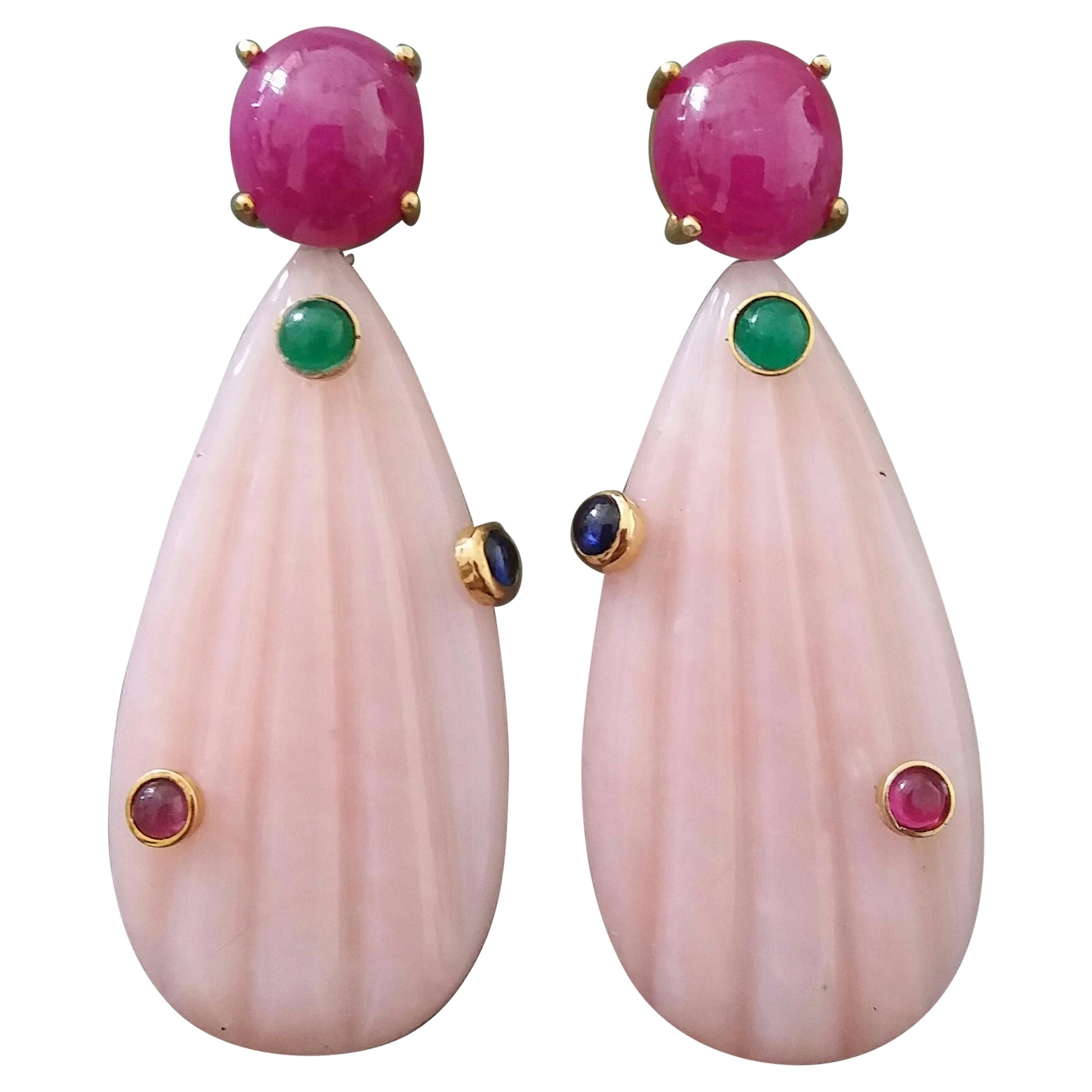 Boucles d'oreilles en or avec opale rose sculptée, gouttes gravées, rubis, émeraudes et saphirs bleus