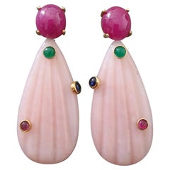 Boucles d'oreilles en or avec opale rose sculptée, gouttes gravées, rubis, émeraudes et saphirs bleus