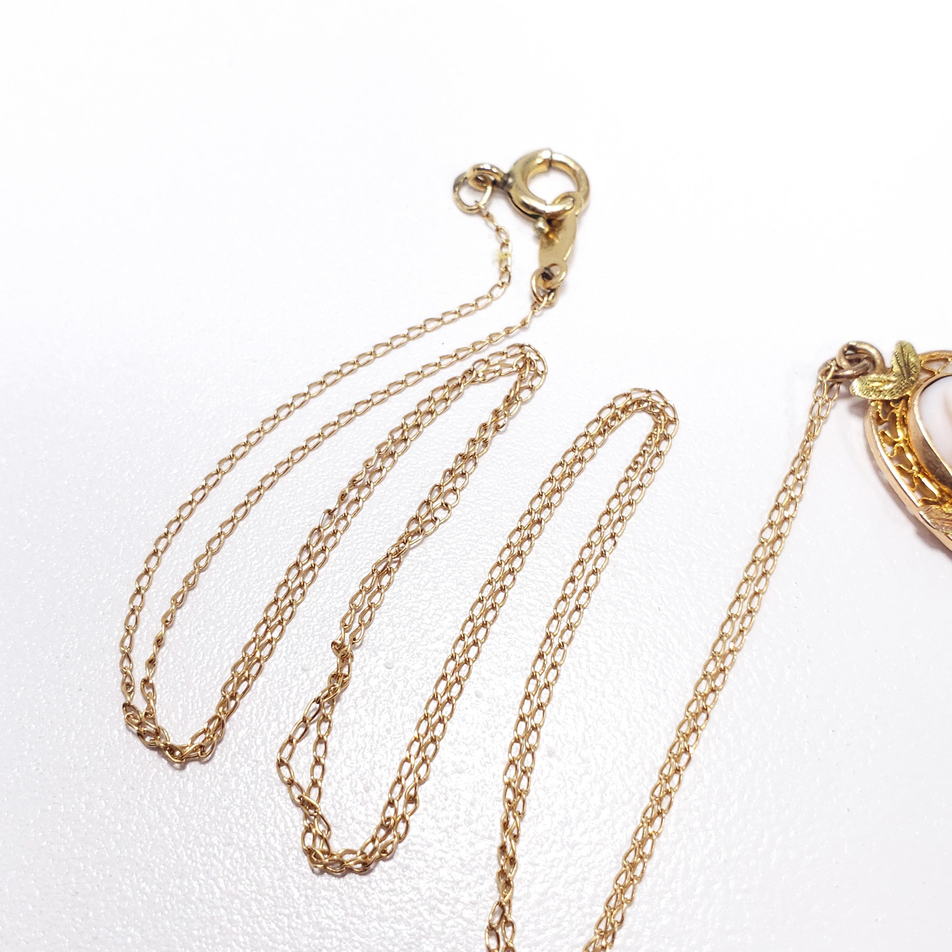 Collier pendentif camée en or 10 carats avec coquillages roses sculptés, années 1940 Pour femmes en vente