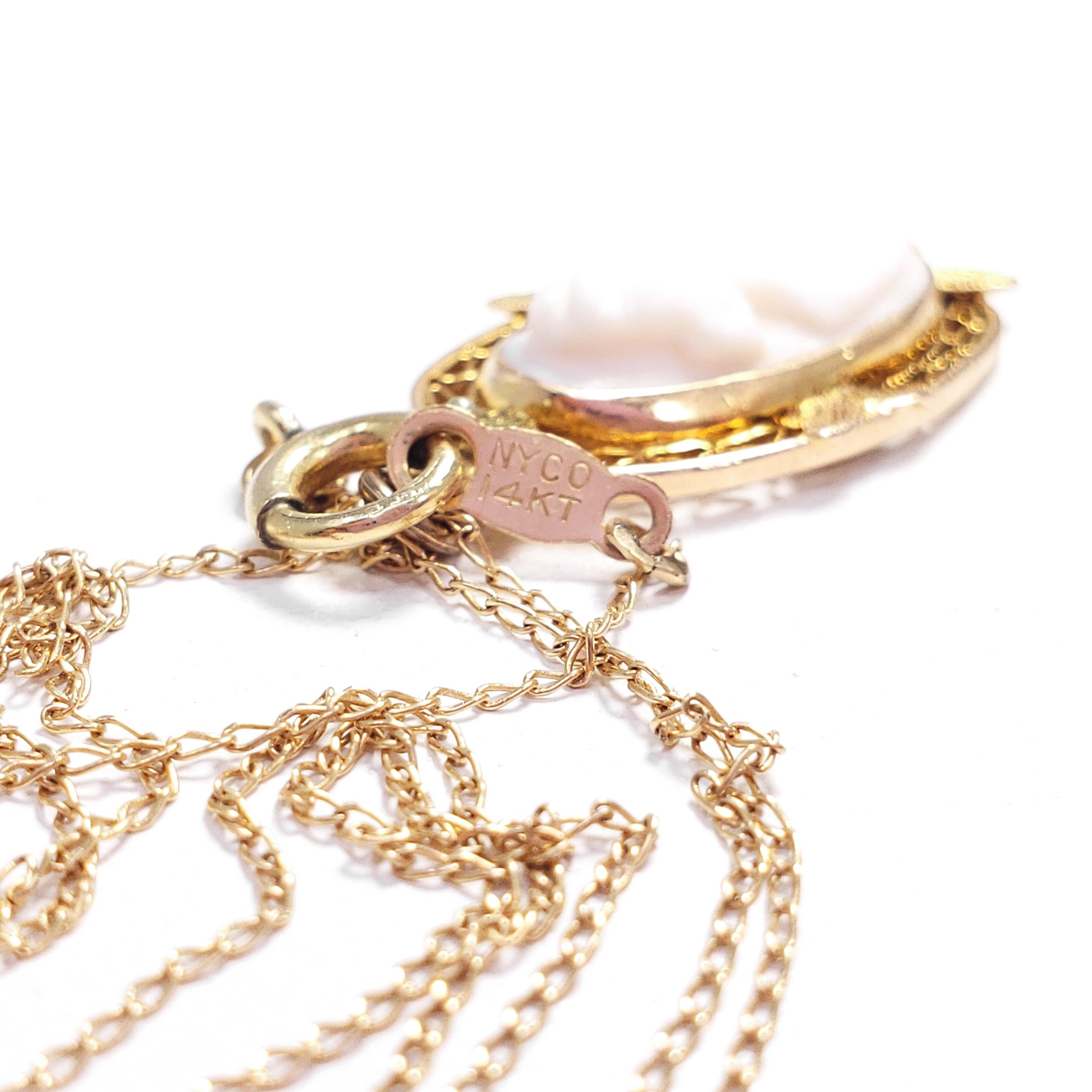 Collier pendentif camée en or 10 carats avec coquillages roses sculptés, années 1940 en vente 1