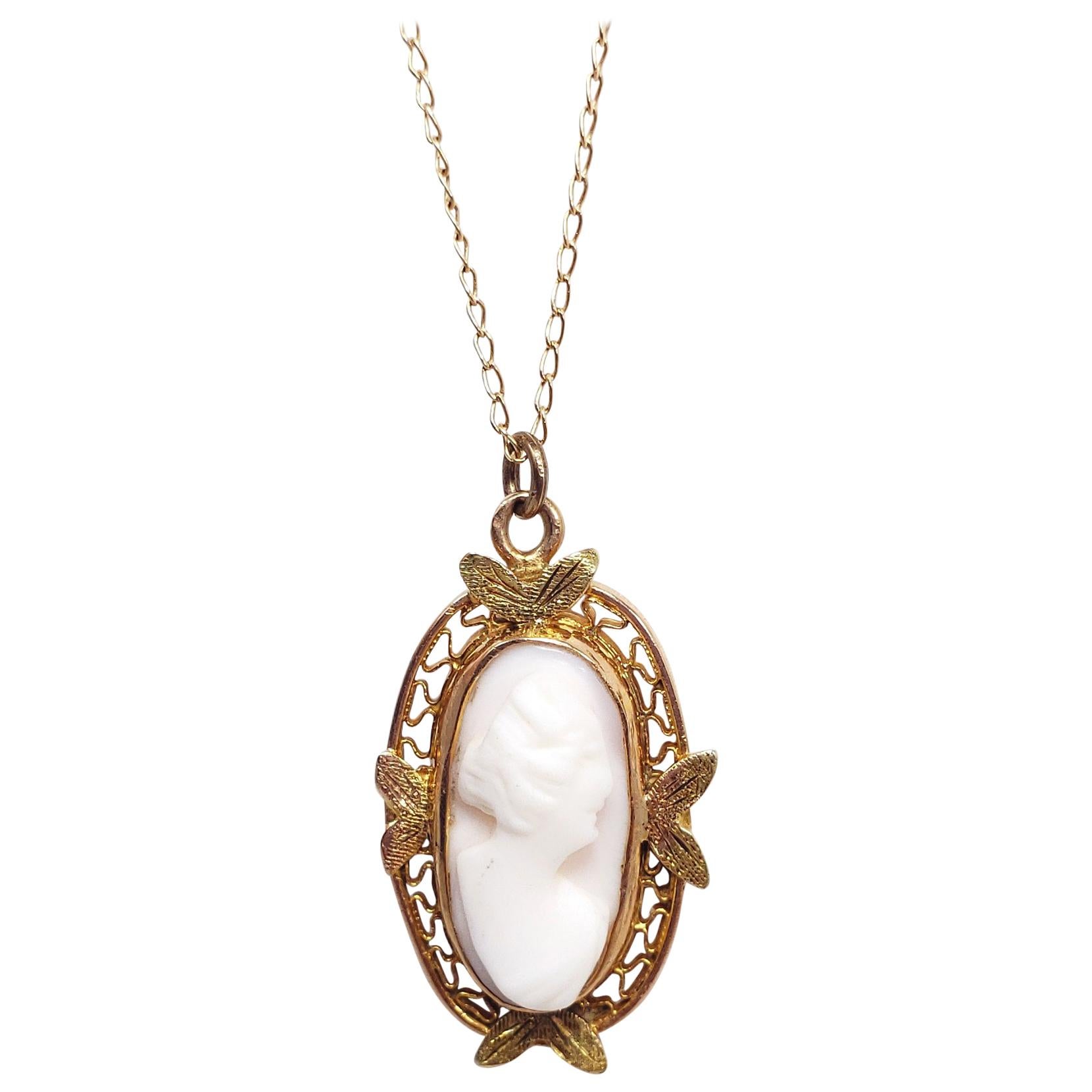 Carved Pink Shell Cameo Pendant Necklace, 10 Karat Gold, 1940s For Sale
