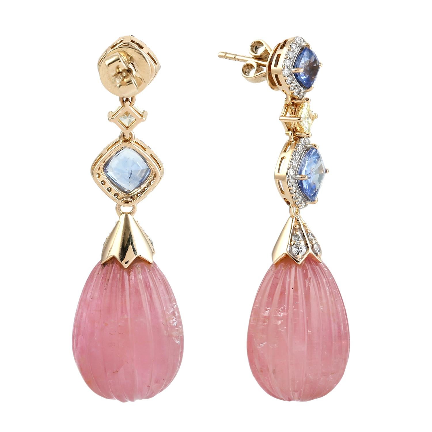 Artisan Boucles d'oreilles pendantes en tourmaline rose taillée avec saphir bleu et diamants en vente