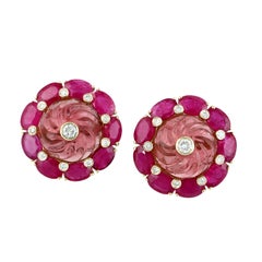 Ohrstecker mit geschnitztem rosa Turmalin, Rubin und Diamanten in Form einer Blume, 14-karätiges Gold