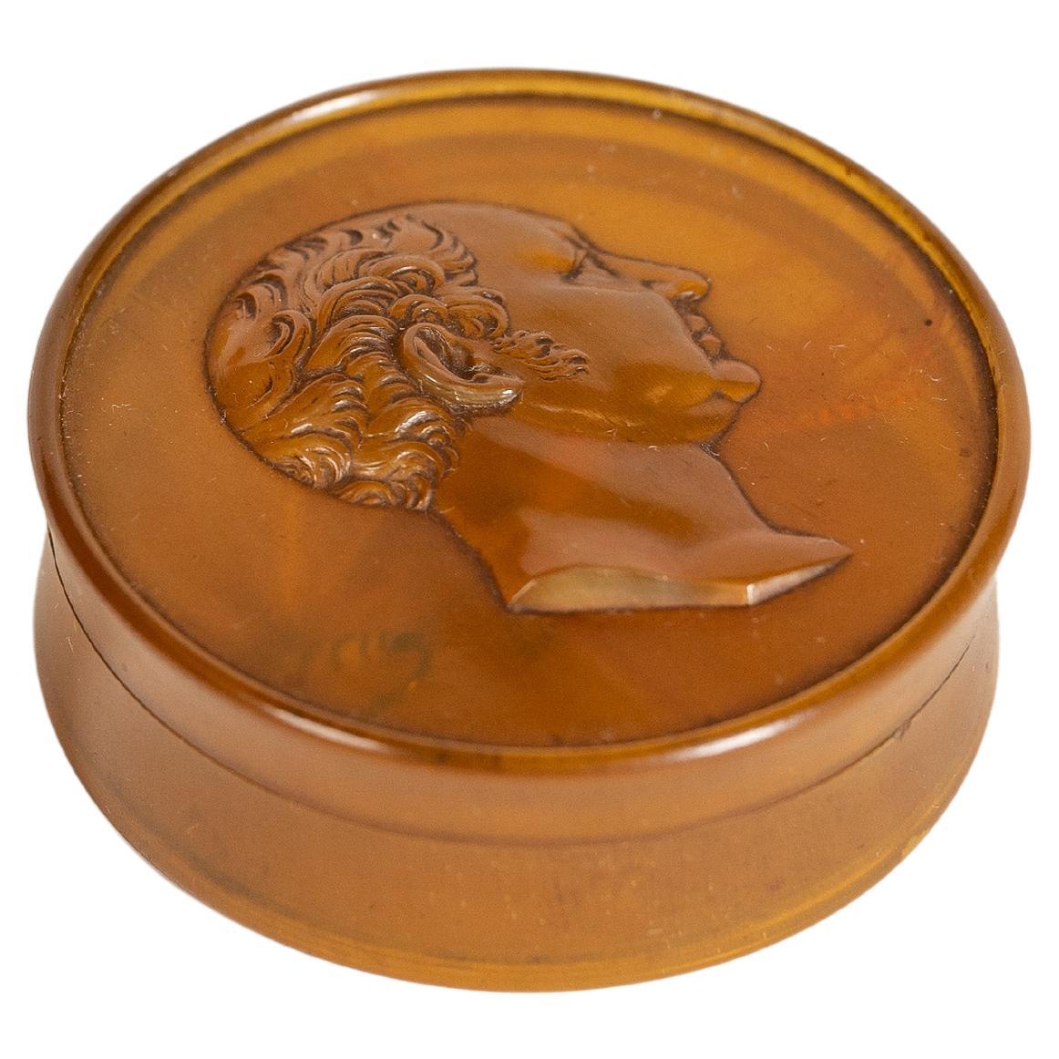 Geschnitzte und polierte Kuh Horn William IV Portrait Patch Box, England, 19. im Angebot