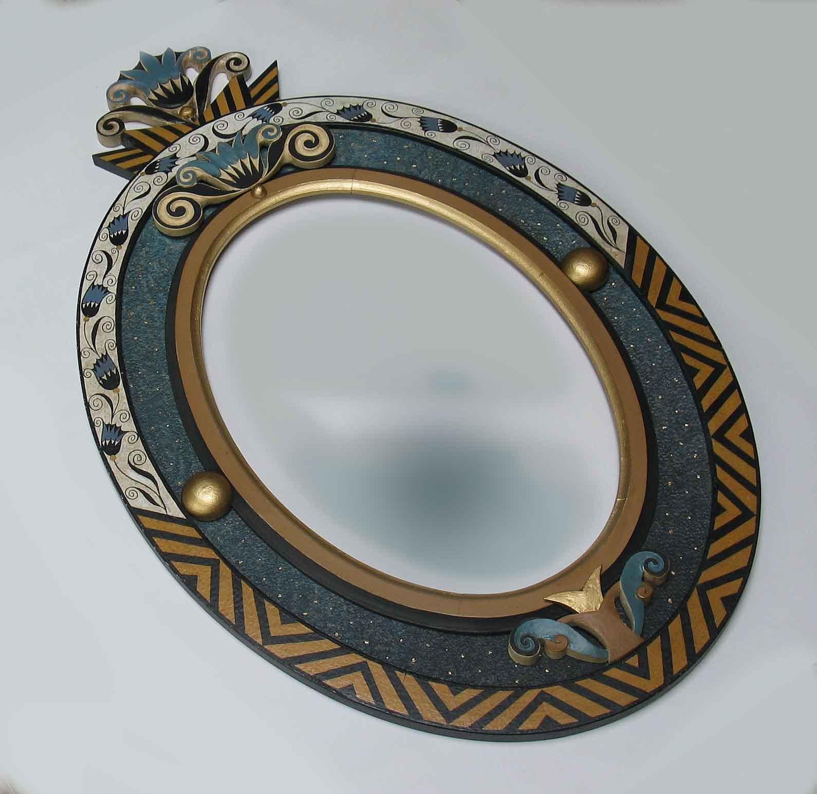 Ovaler Spiegel mit geschnitztem Polychrom und vergoldetem Paket im Stil der Wiener Werkstatte  (Polychromiert) im Angebot