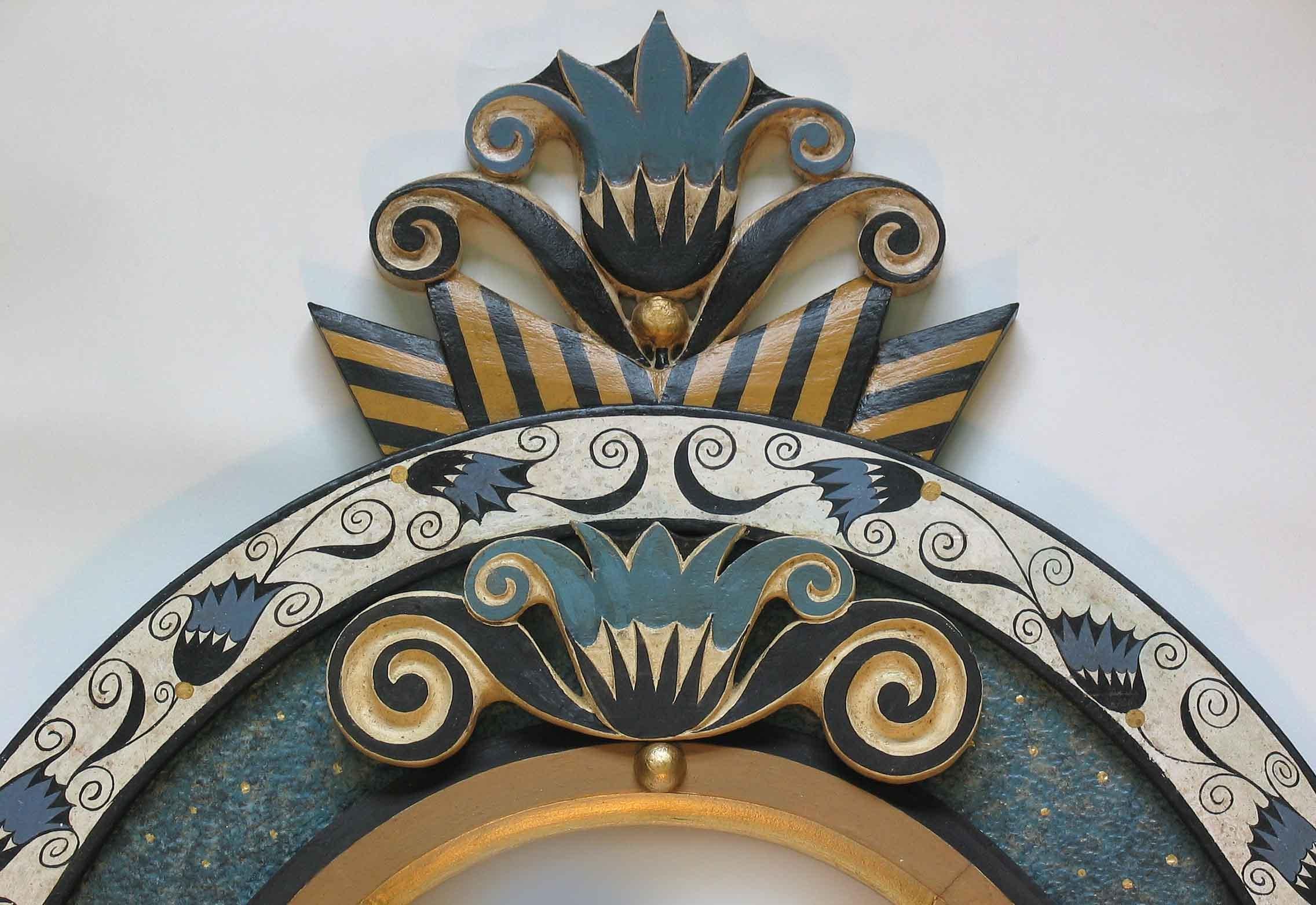 Ovaler Spiegel mit geschnitztem Polychrom und vergoldetem Paket im Stil der Wiener Werkstatte  im Zustand „Gut“ im Angebot in Ottawa, Ontario