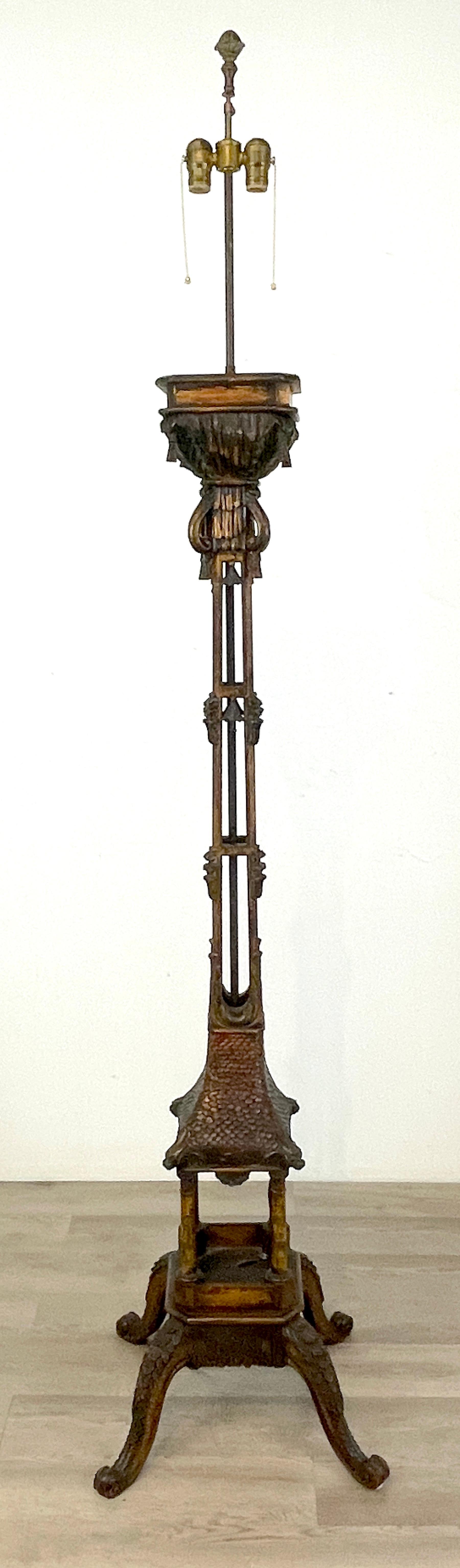 Lampadaire à motif de pagode de style chinoiseries en bois sculpté et polychromé, Angleterre, années 1900 en vente 3