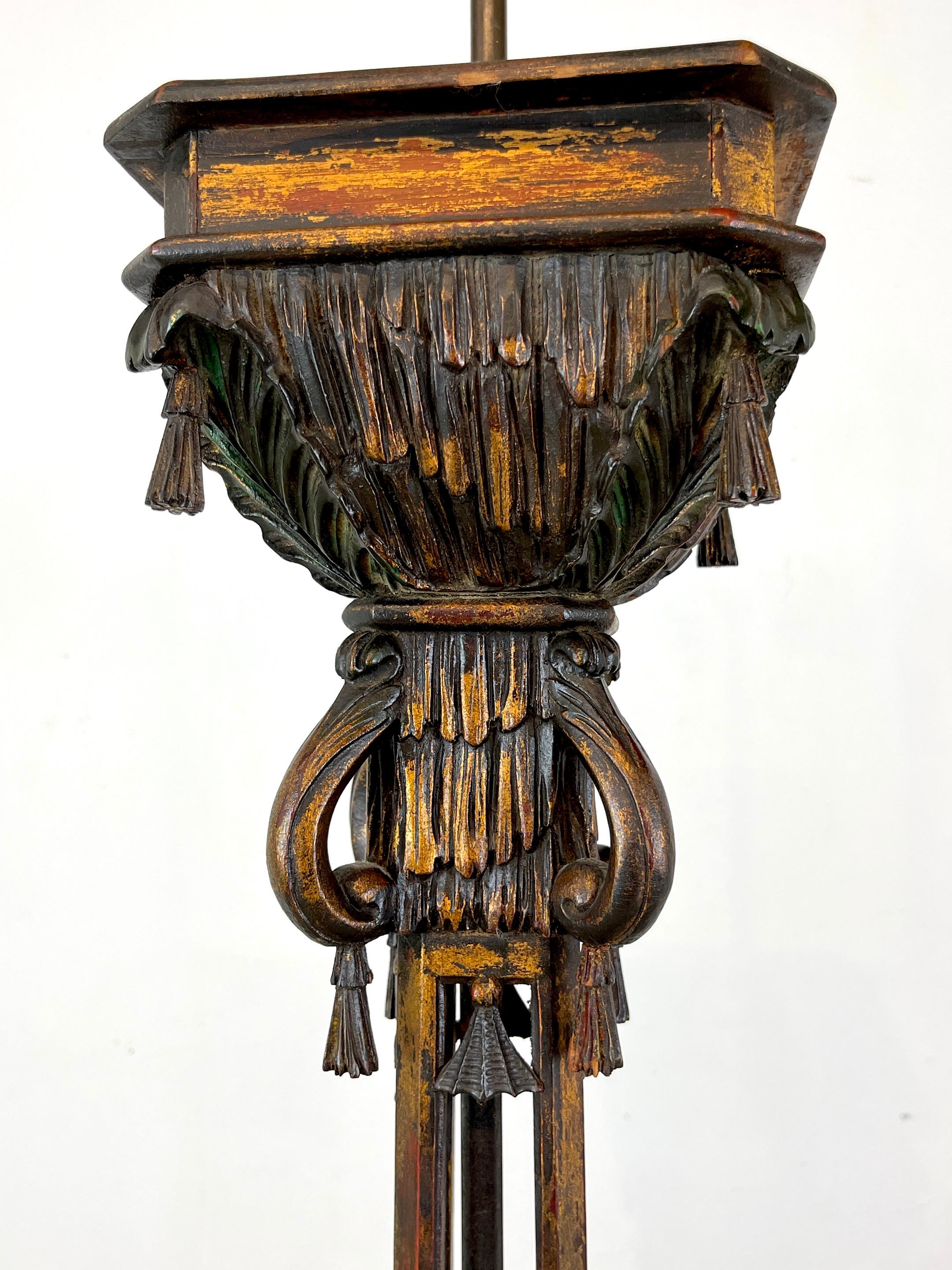 Geschnitzte und polychromierte Holz Stehlampe mit Pagodenmotiv aus der Chinoiserie, England, um 1900 im Angebot 5