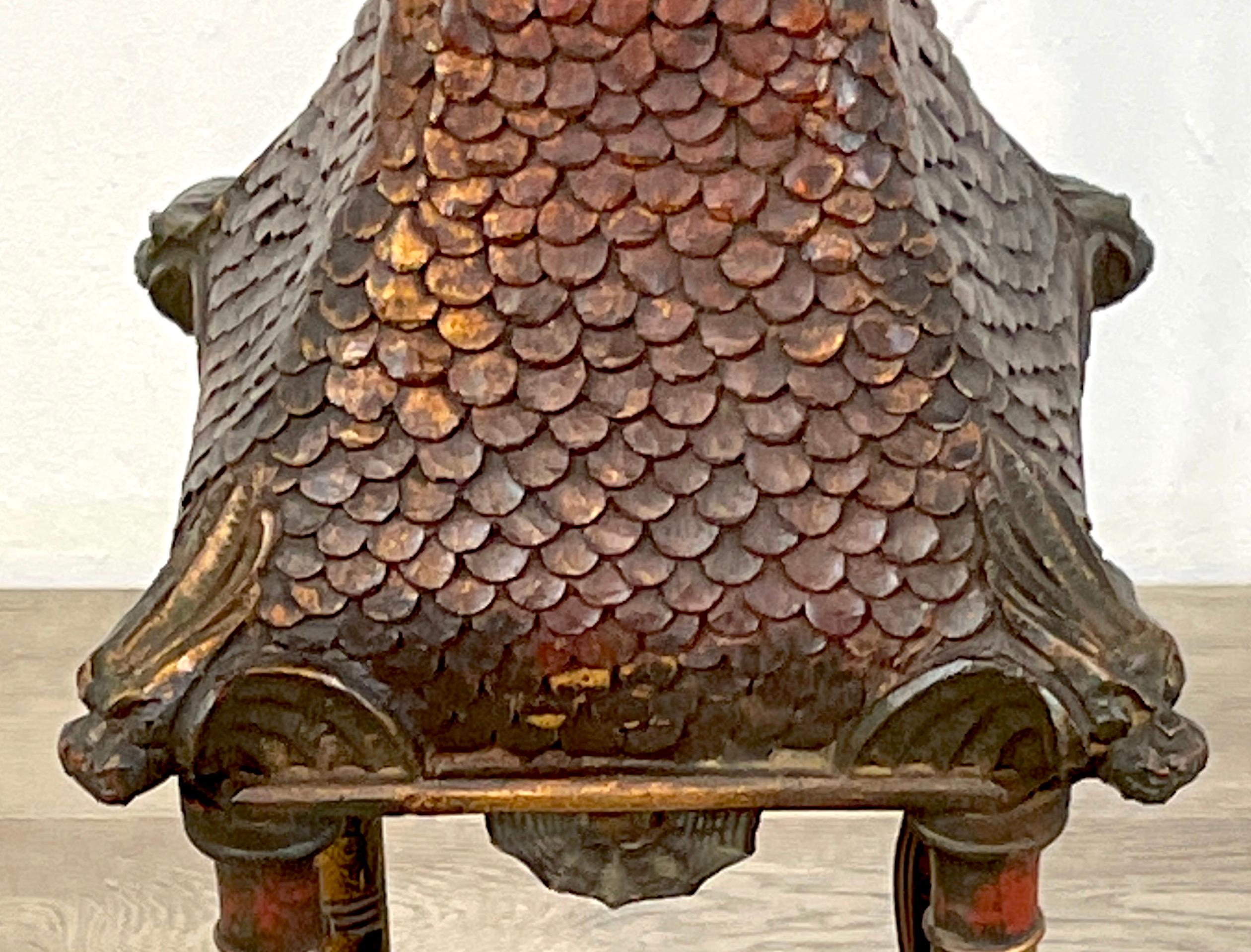 Lampadaire à motif de pagode de style chinoiseries en bois sculpté et polychromé, Angleterre, années 1900 en vente 6
