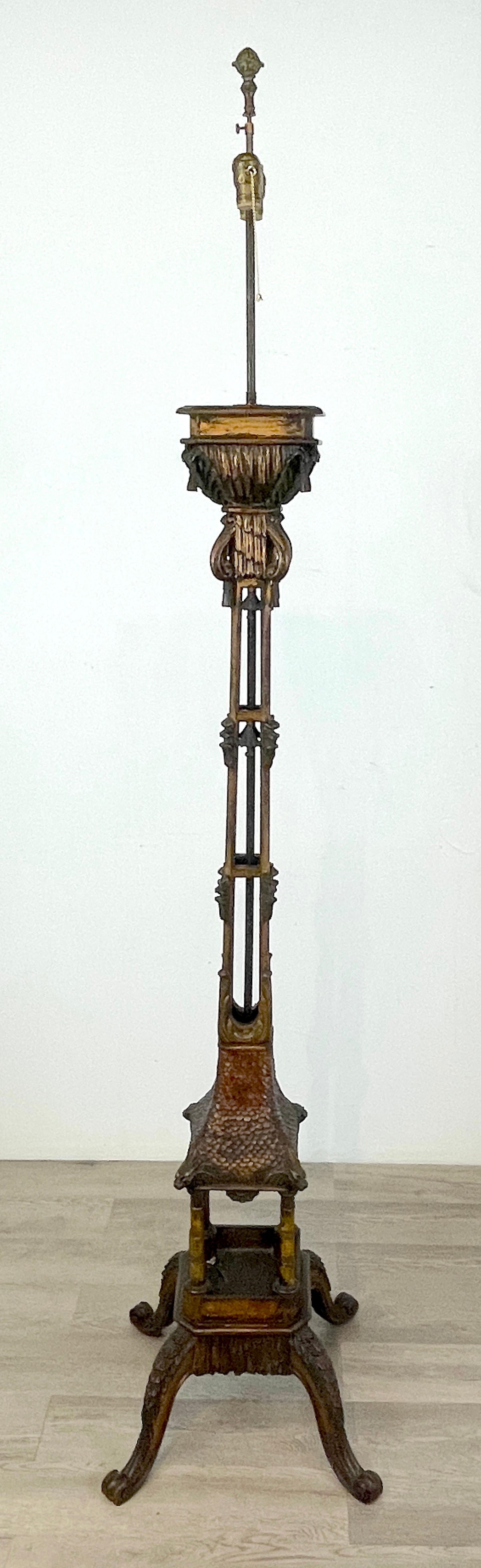 Lampadaire à motif de pagode de style chinoiseries en bois sculpté et polychromé, Angleterre, années 1900 en vente 7