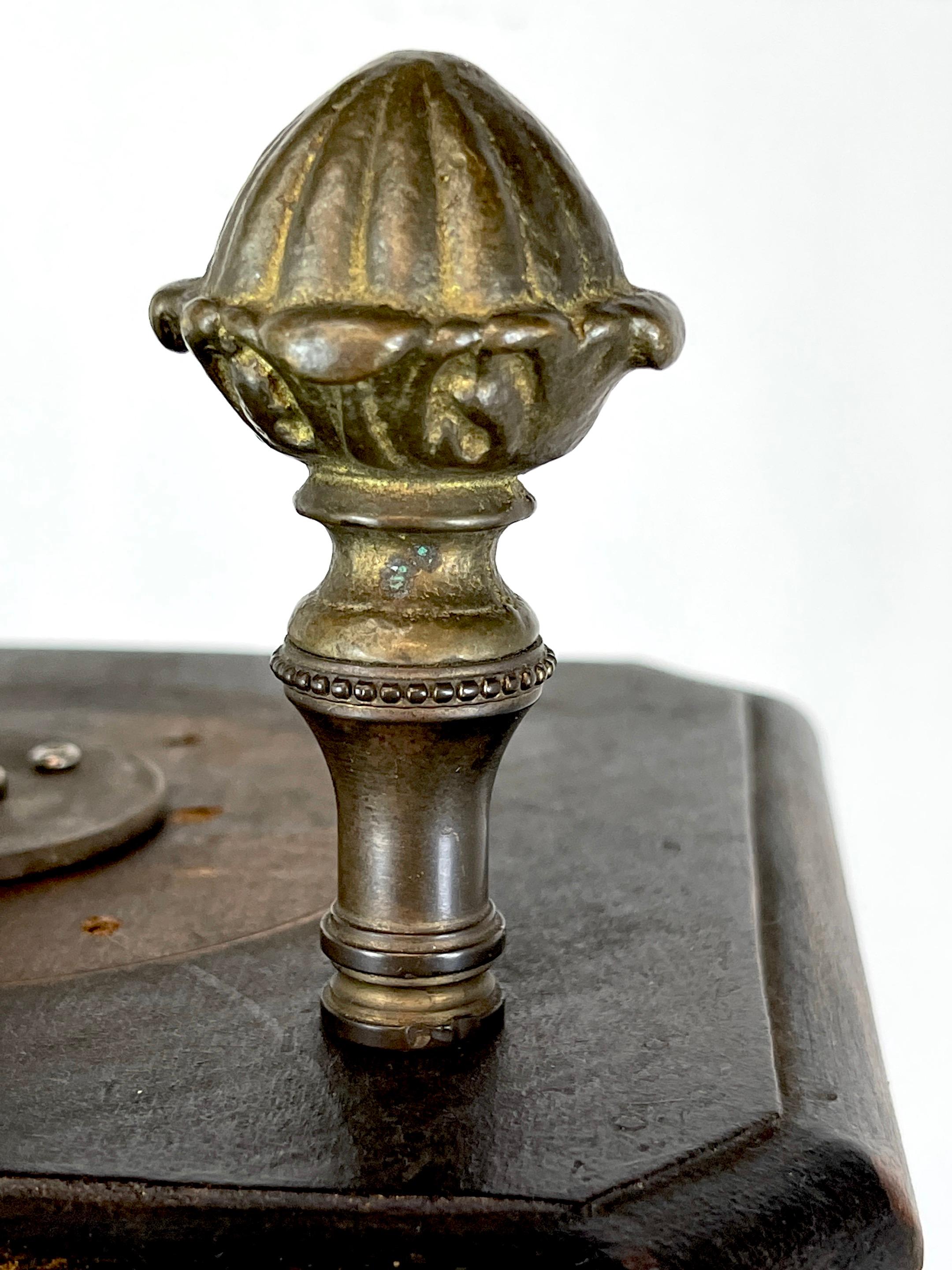 Geschnitzte und polychromierte Holz Stehlampe mit Pagodenmotiv aus der Chinoiserie, England, um 1900 im Angebot 11
