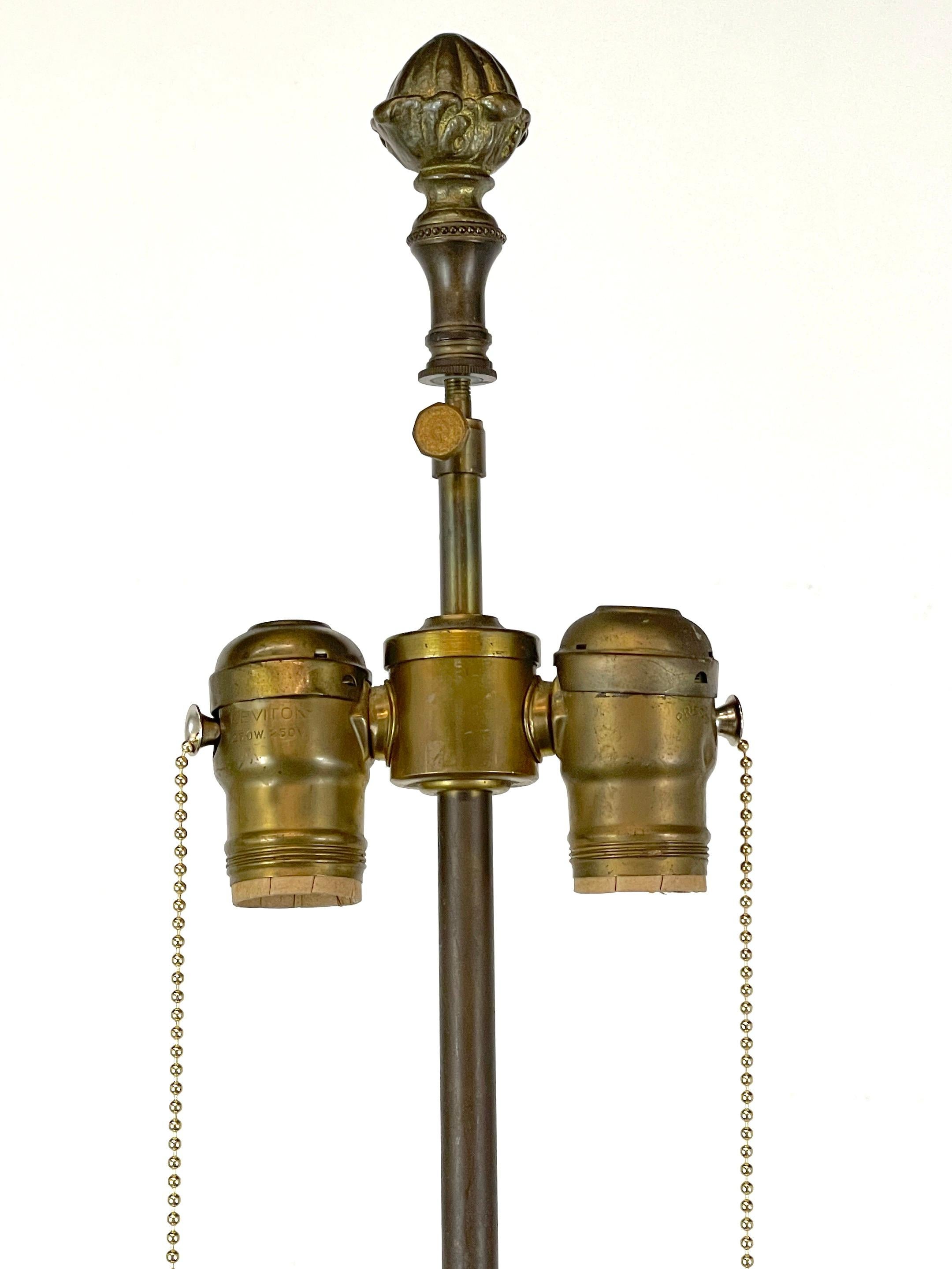 Anglais Lampadaire à motif de pagode de style chinoiseries en bois sculpté et polychromé, Angleterre, années 1900 en vente