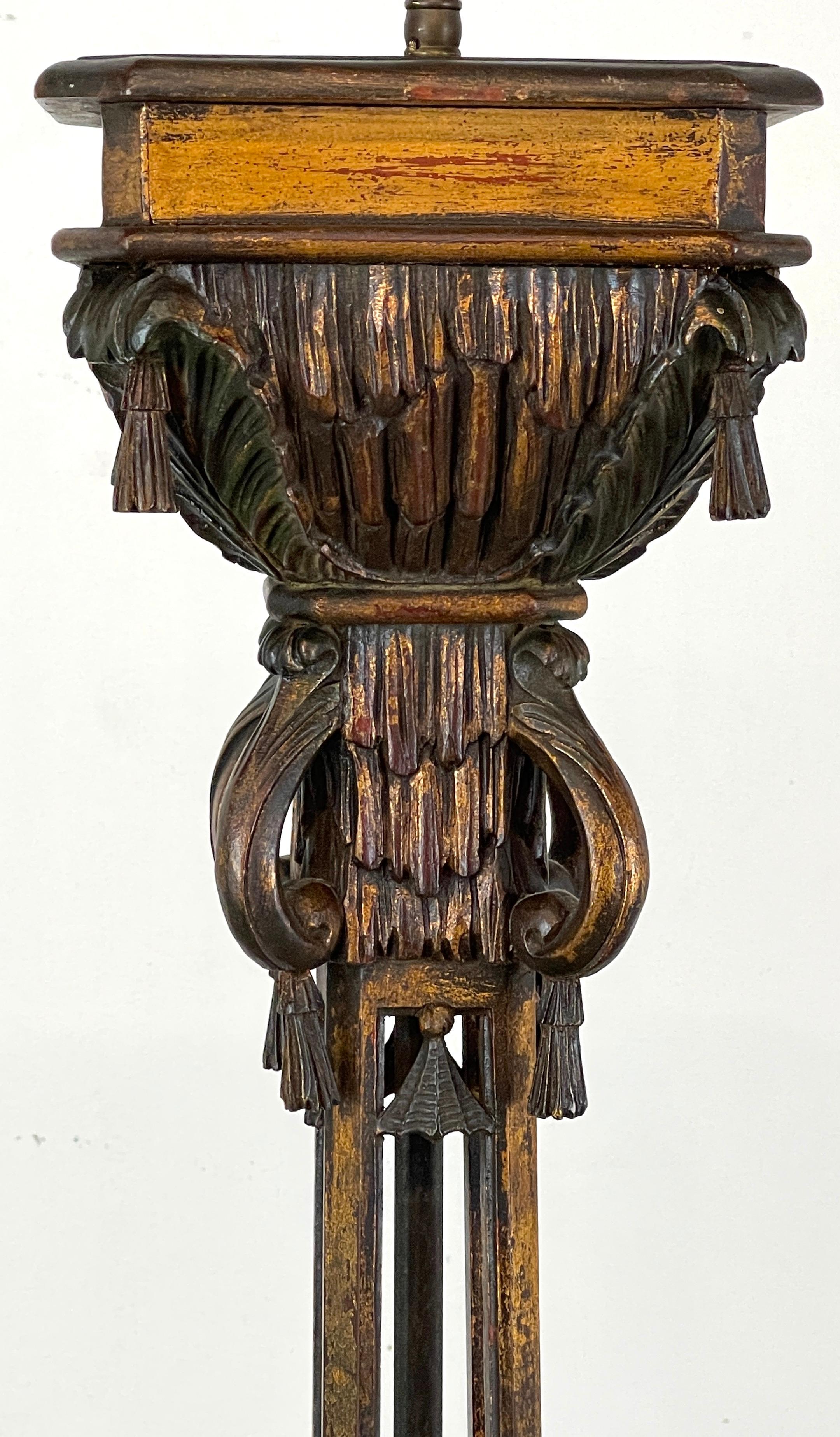 Polychromé Lampadaire à motif de pagode de style chinoiseries en bois sculpté et polychromé, Angleterre, années 1900 en vente