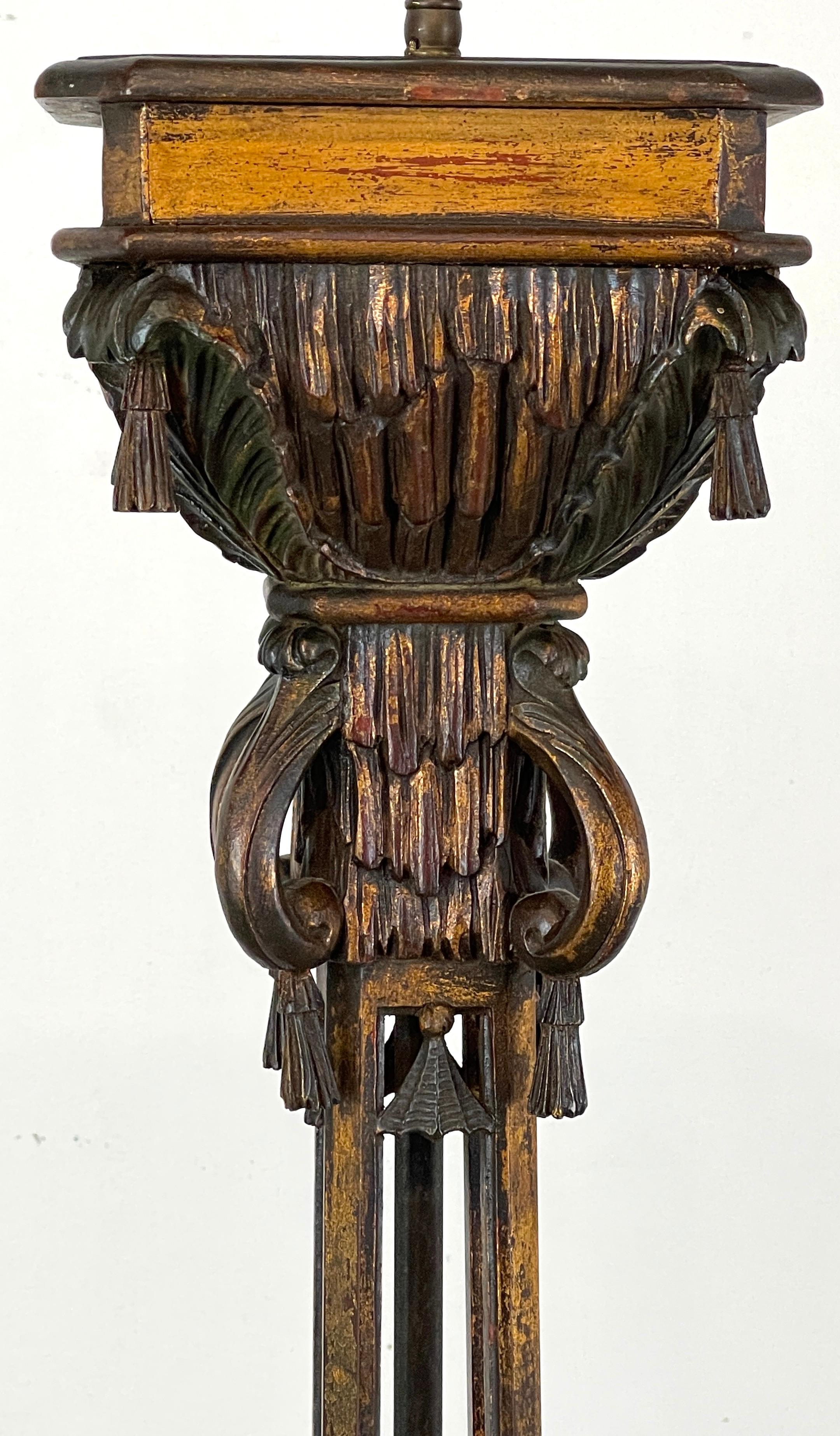 Geschnitzte und polychromierte Holz Stehlampe mit Pagodenmotiv aus der Chinoiserie, England, um 1900 im Zustand „Gut“ im Angebot in West Palm Beach, FL