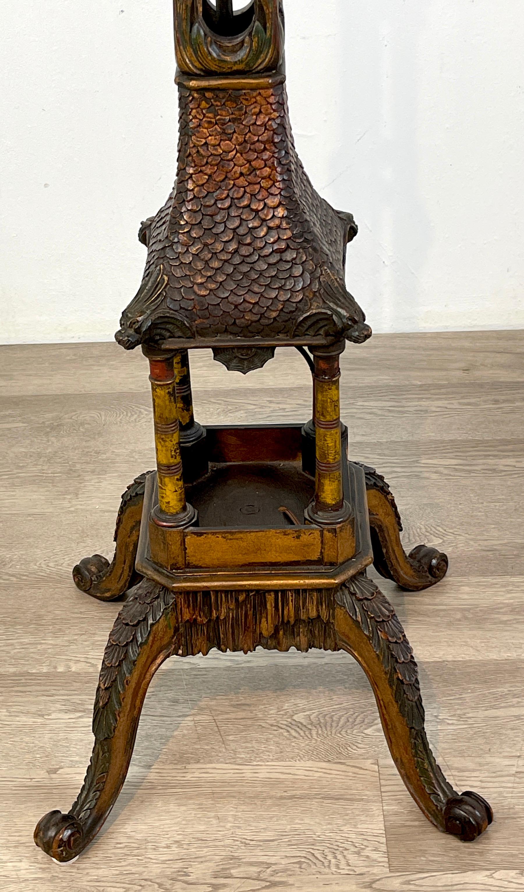 Geschnitzte und polychromierte Holz Stehlampe mit Pagodenmotiv aus der Chinoiserie, England, um 1900 im Angebot 1