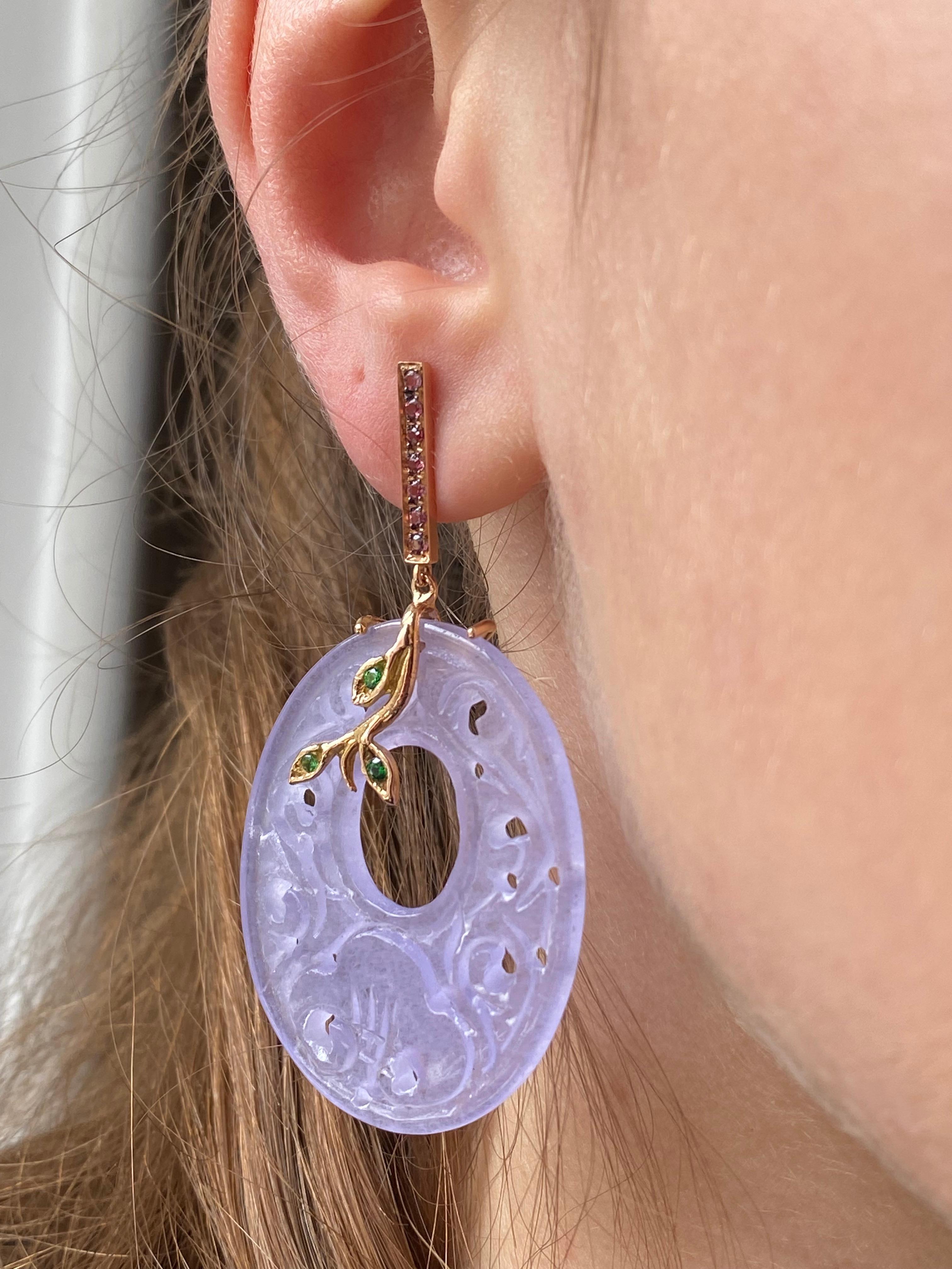 Rossella Ugolini Design Collection, Handcrafted Purple Jade color earrings, made of 18 karats yellow gold, soft splashes of color that pay homage to the typical palettes of the Deco more genuine taste, for a sophisticated femininity, suitable for