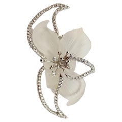 Pendentif/ broche fleur en or blanc 18 carats serti d'un quartz sculpté et de diamants