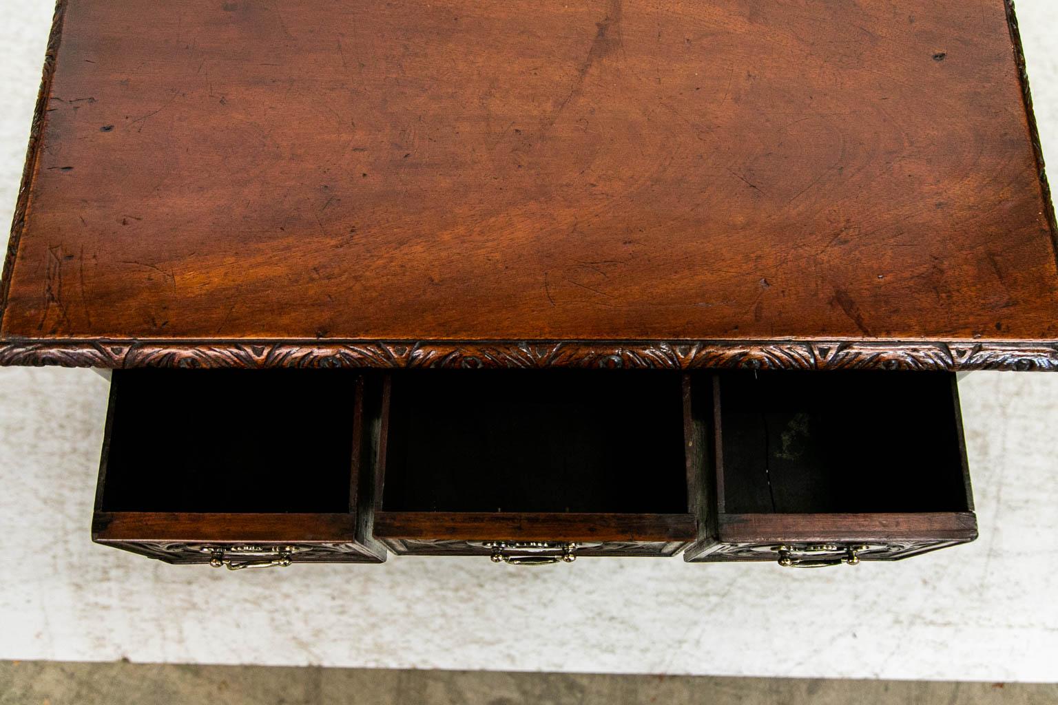 Carved Queen Anne Lowboy In Good Condition In Wilson, NC