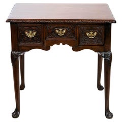 Lowboy Queen Anne sculpté