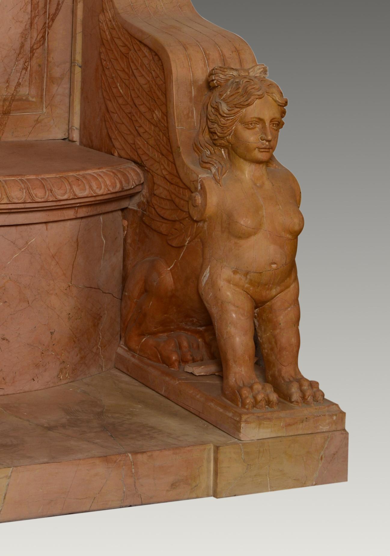 Carved Red Marble Throne with Two Sphinxes In Fair Condition For Sale In Madrid, ES