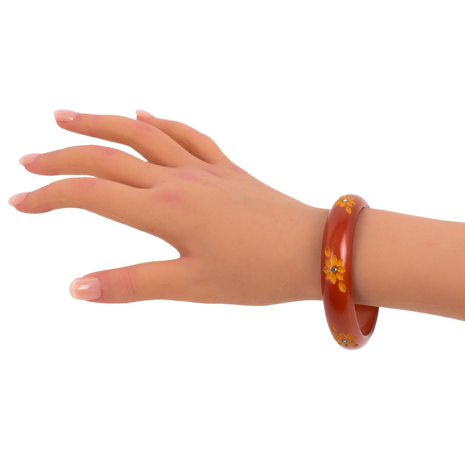 Bracelet jonc sculpté en bakélite rouge rouille avec strass Bon état - En vente à Atlanta, GA
