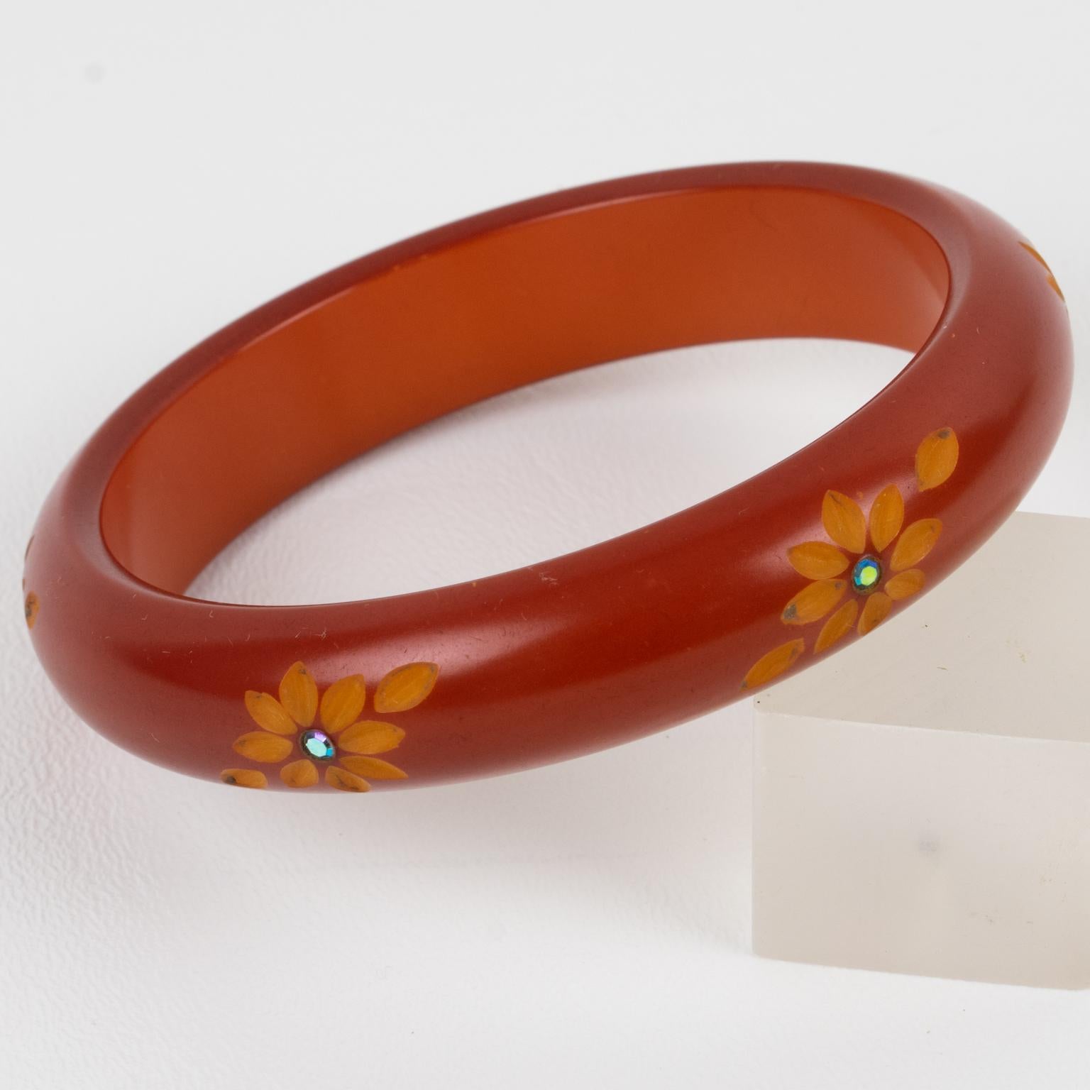 Bracelet jonc sculpté en bakélite rouge rouille avec strass Unisexe en vente