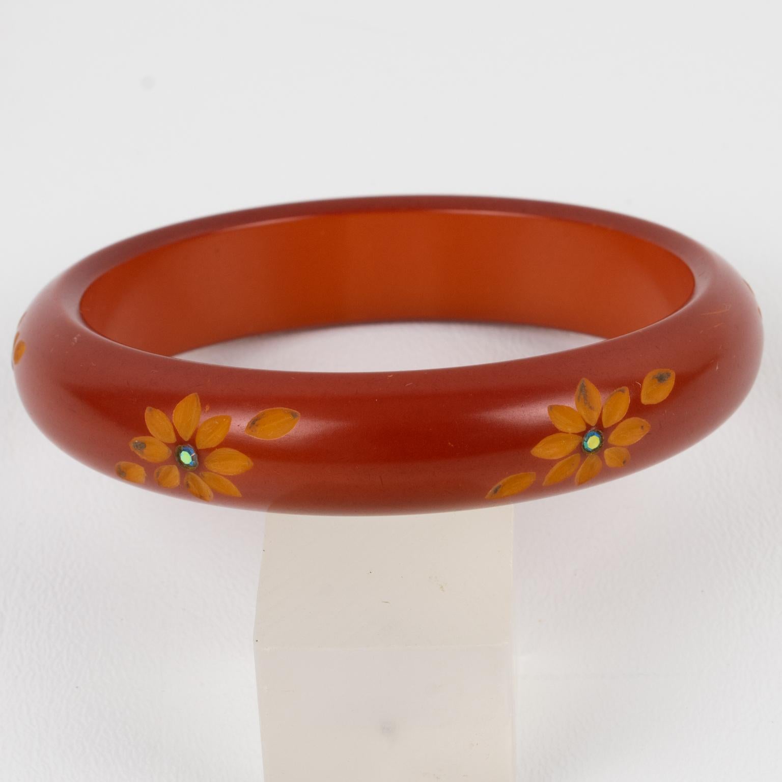 Bracelet jonc sculpté en bakélite rouge rouille avec strass en vente 2