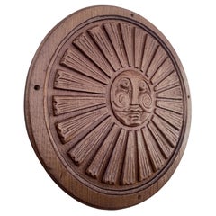 Panel arquitectónico de madera roja tallada por Evelyn & Jerome Ackerman para Panelcarve